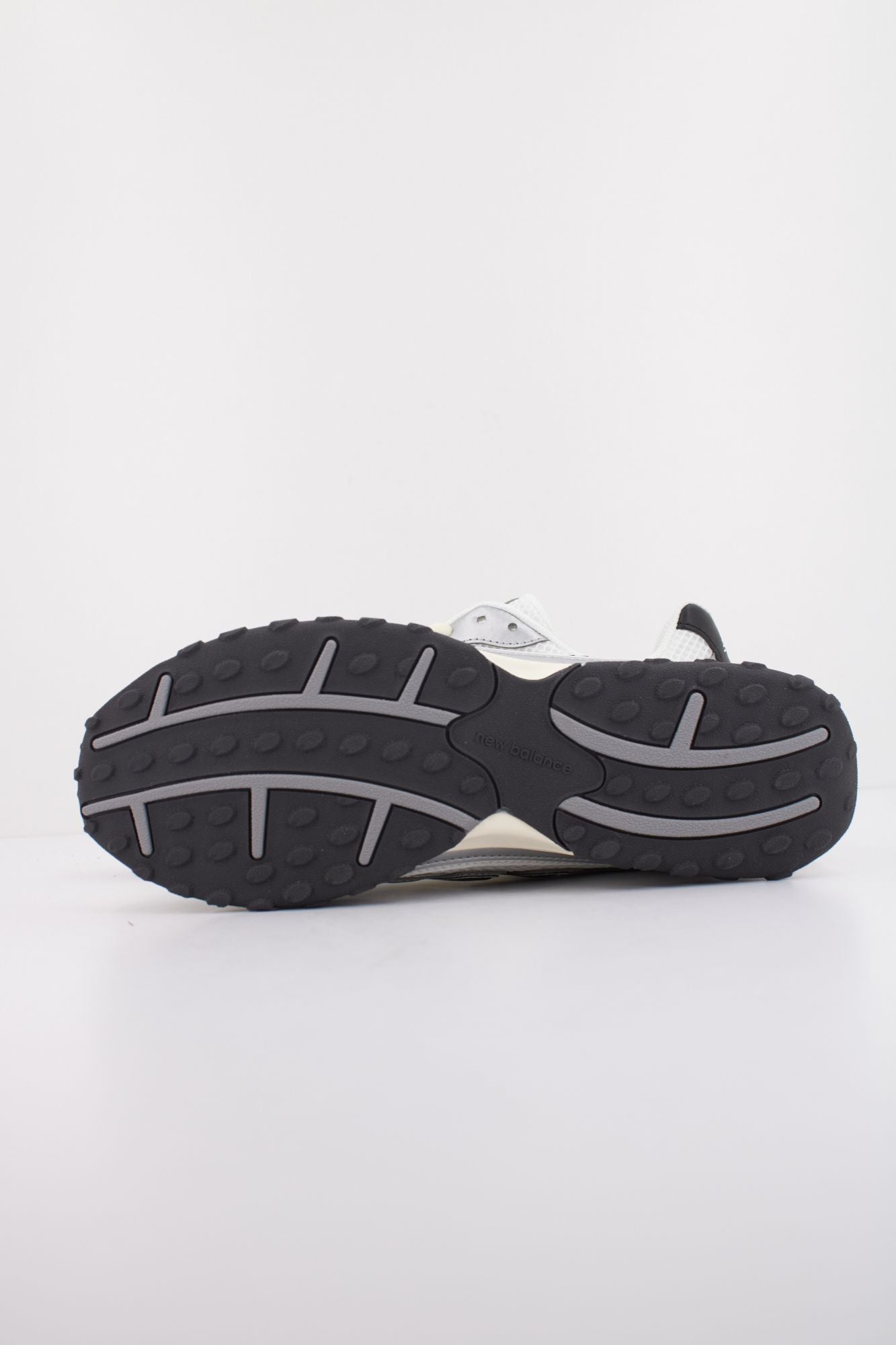 NEW BALANCE U204L en color BLANCO (5)