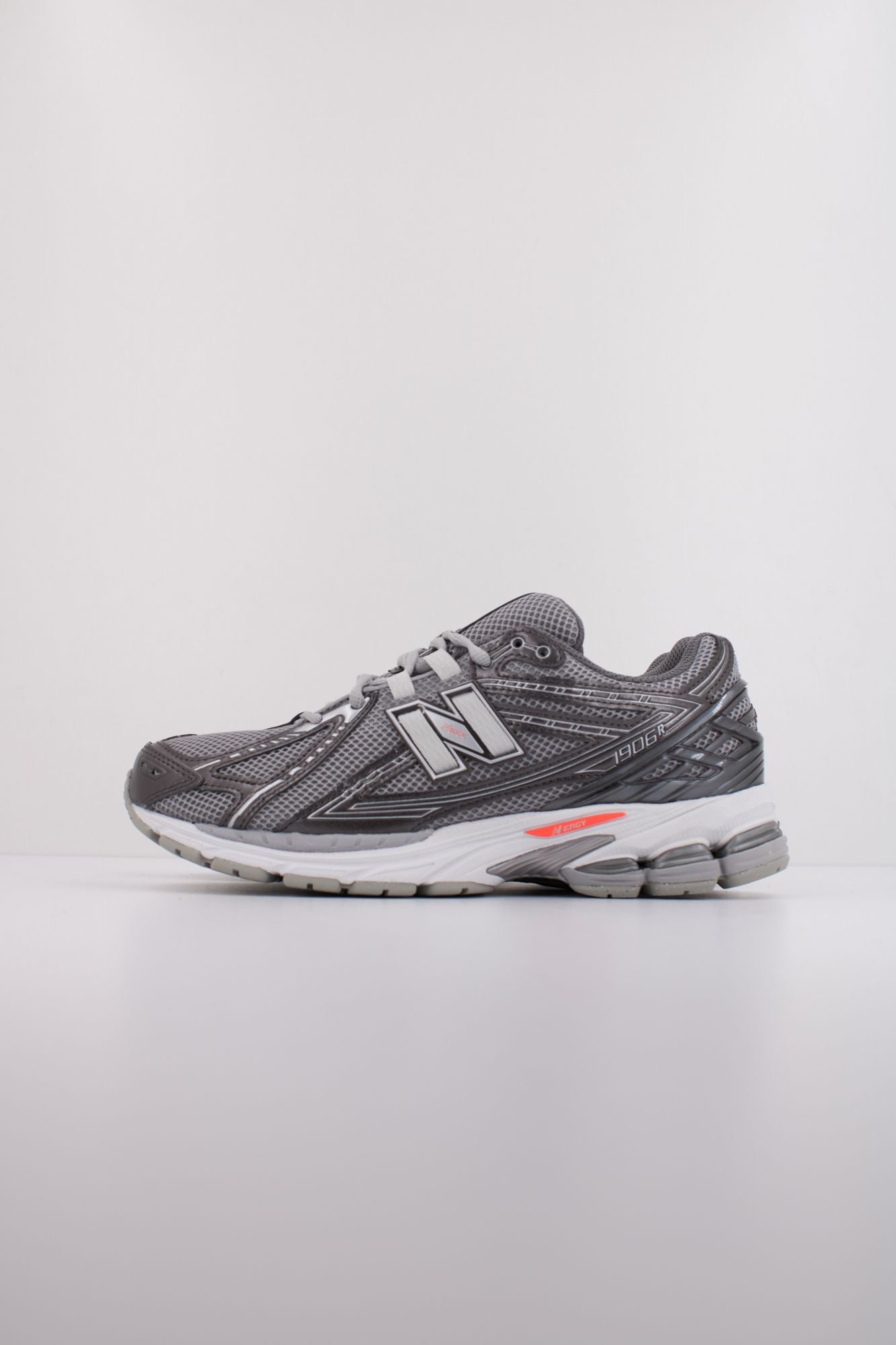 NEW BALANCE U1906 en color PLATA (1)