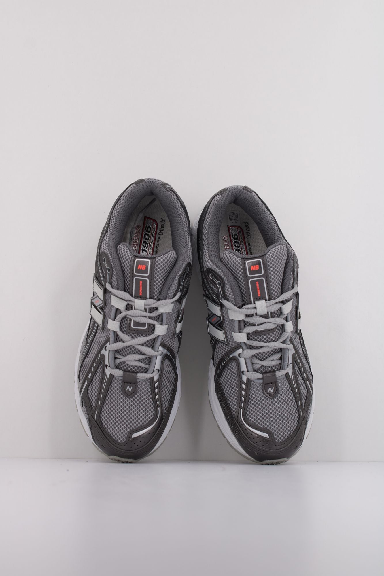 NEW BALANCE U1906 en color PLATA (3)