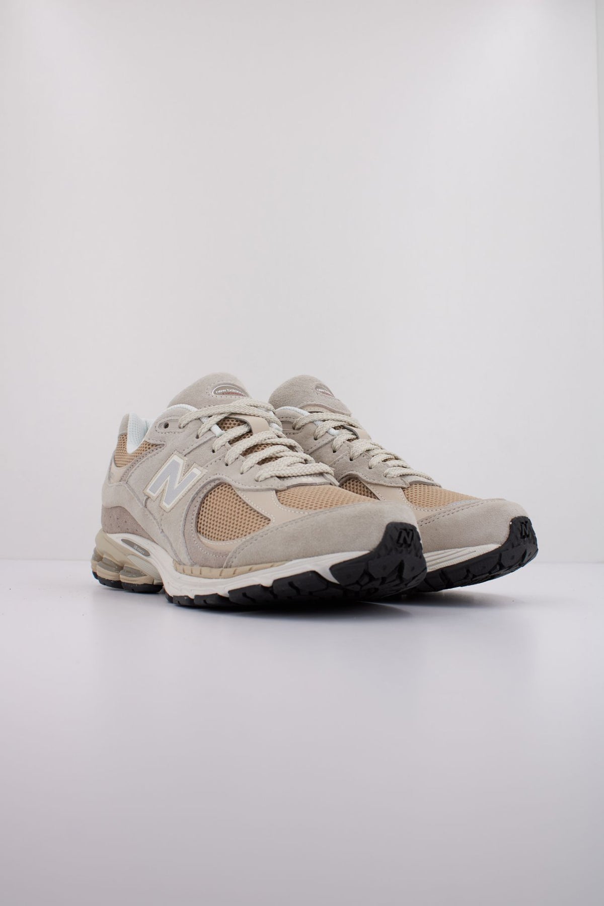NEW BALANCE U2002 en color MARRON CLARO (2)