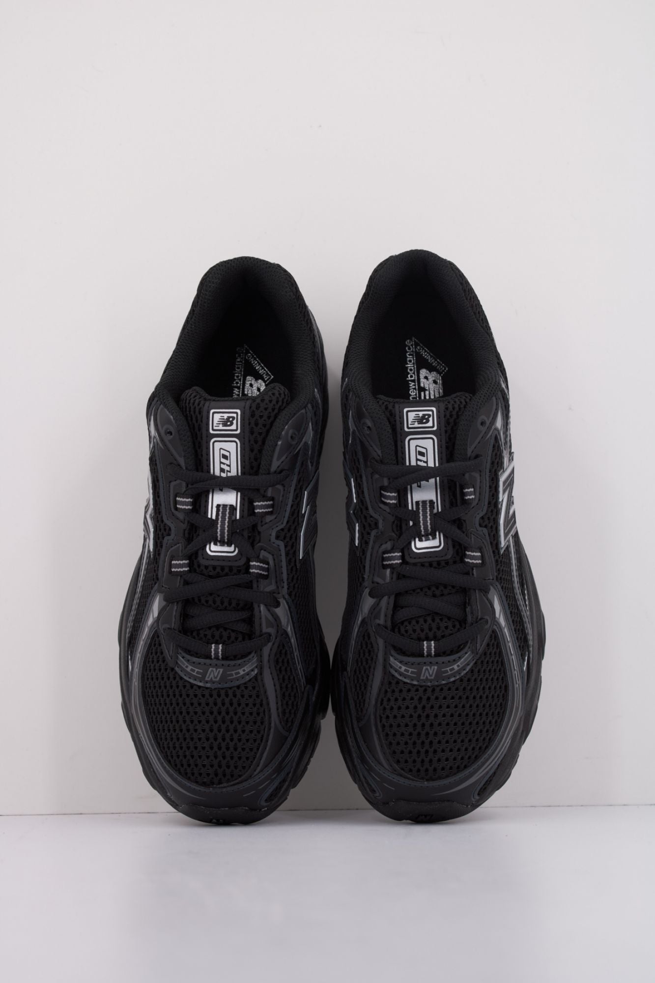 NEW BALANCE U740 BM2 en color NEGRO (3)