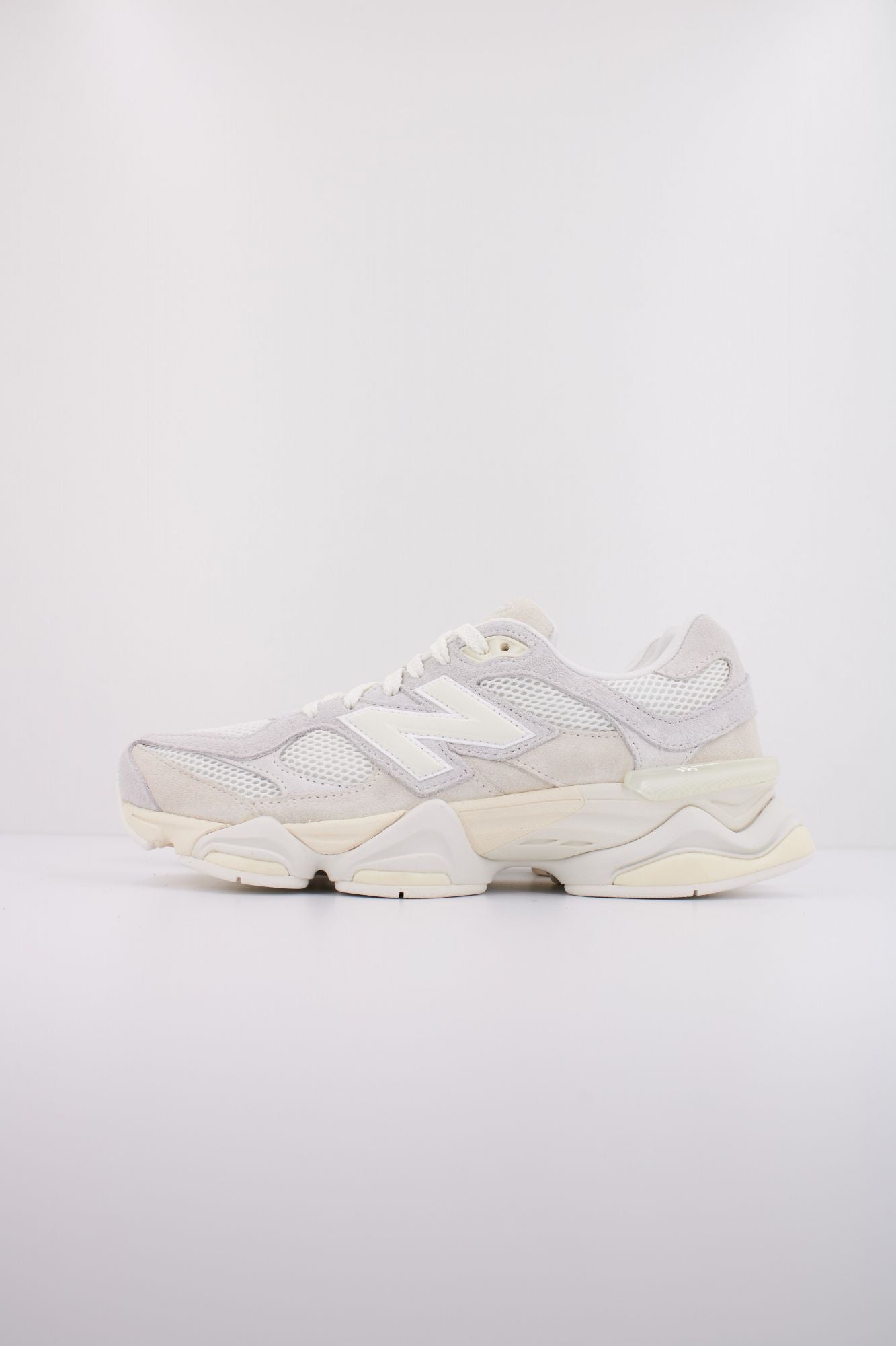 NEW BALANCE U9060 en color BLANCO (1)