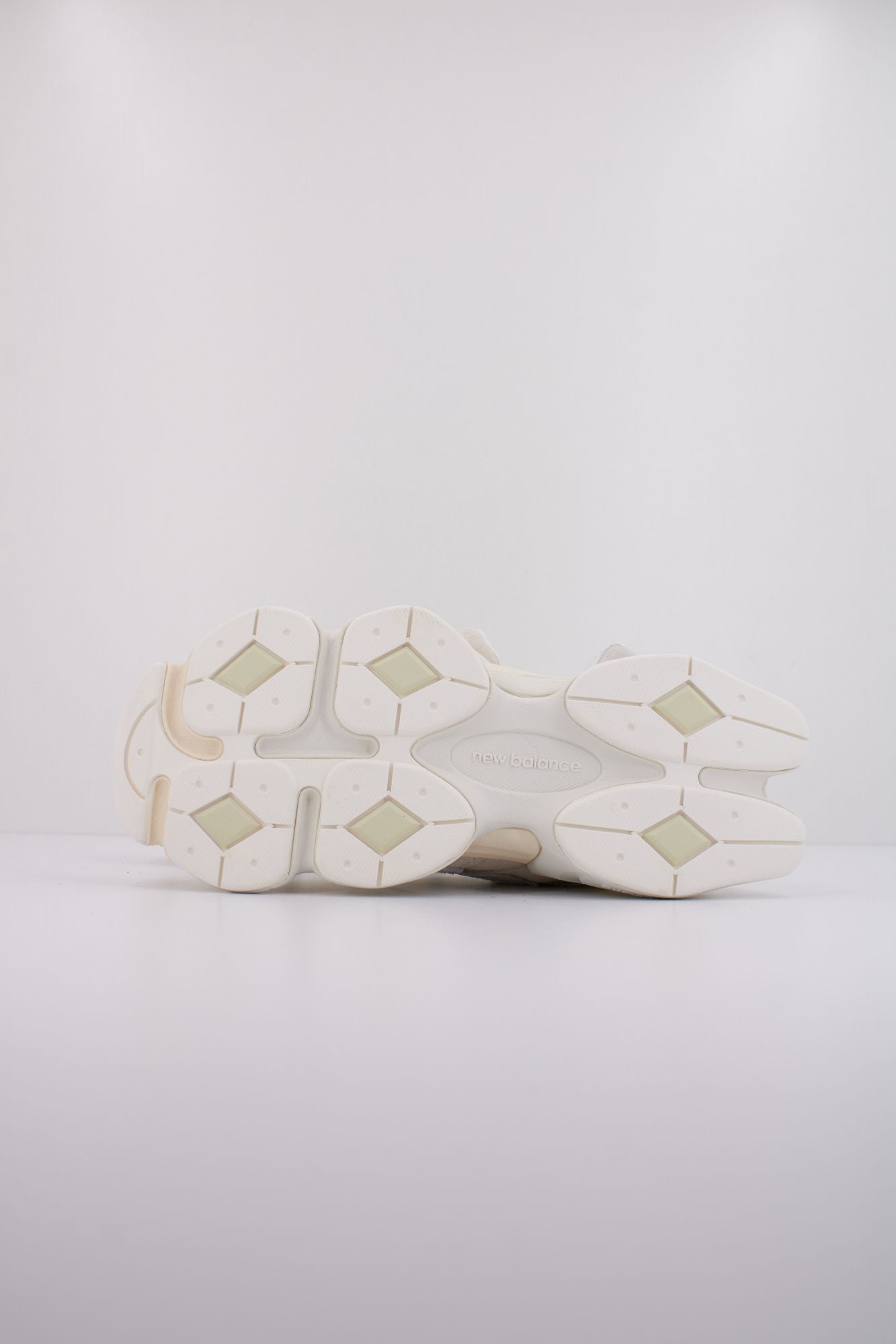 NEW BALANCE U9060 en color BLANCO (5)