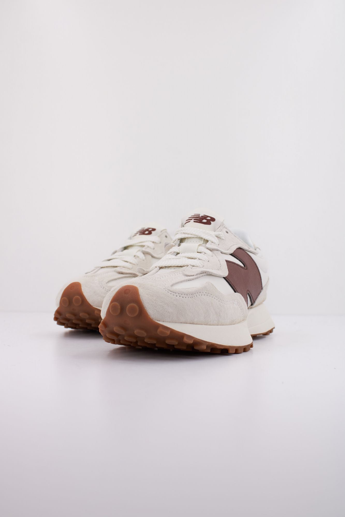 NEW BALANCE U327 WKM en color BLANCO (2)