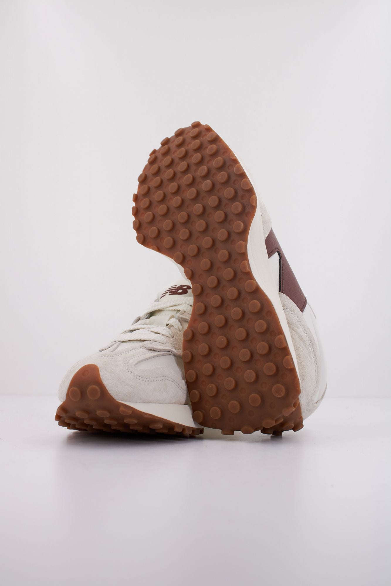 NEW BALANCE U327 WKM en color BLANCO (5)