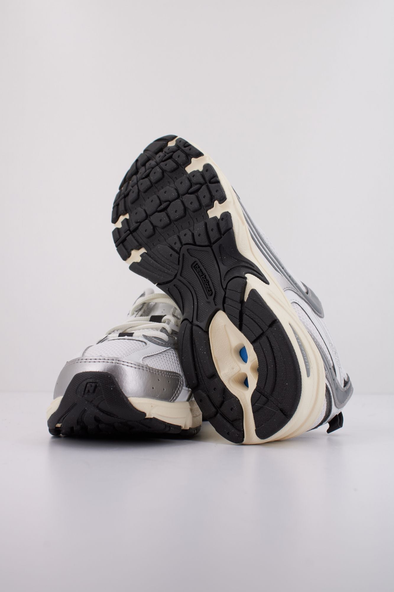 NEW BALANCE U530 ESA en color BLANCO (5)