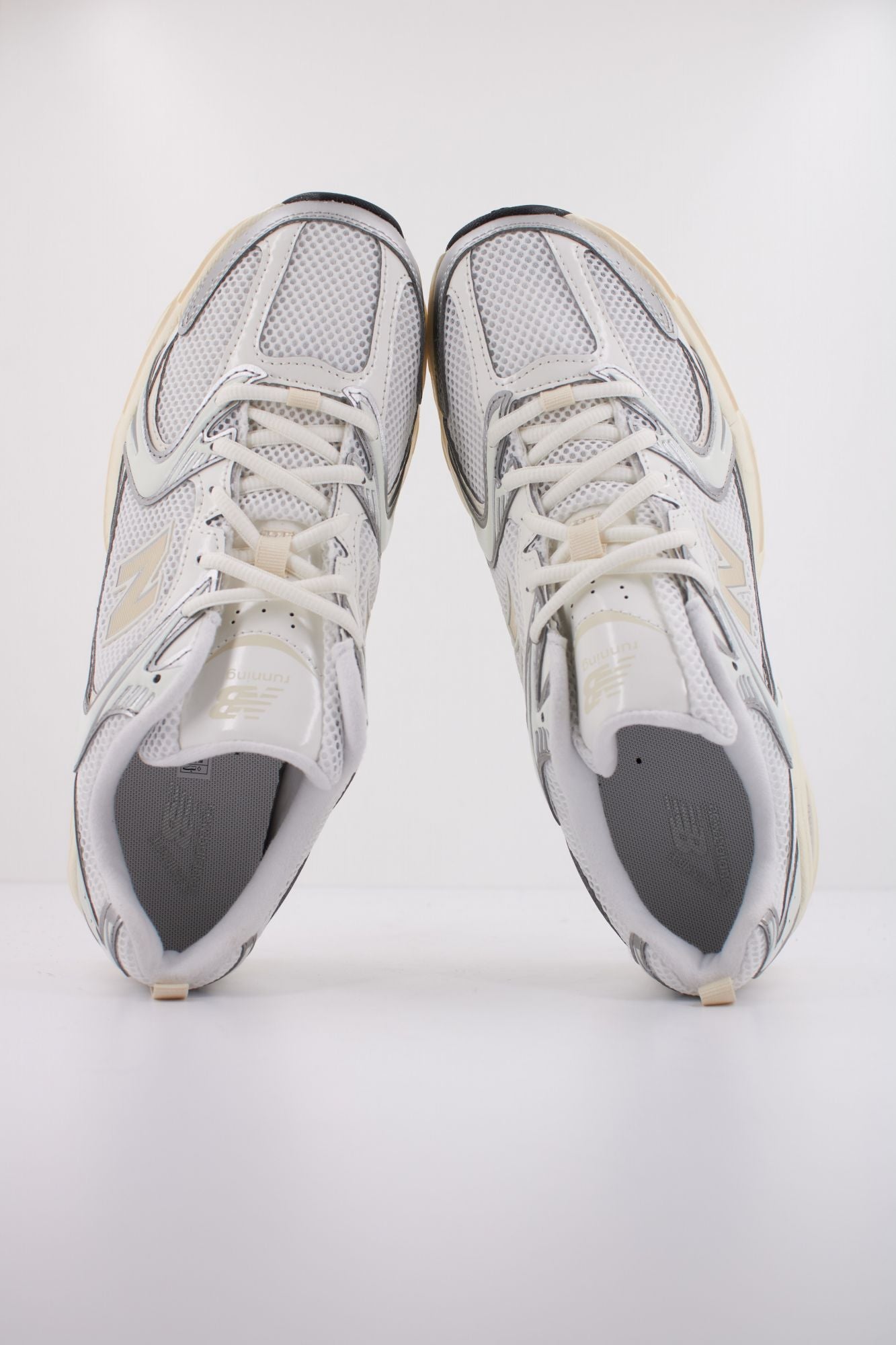 NEW BALANCE U530 SB en color BLANCO (3)