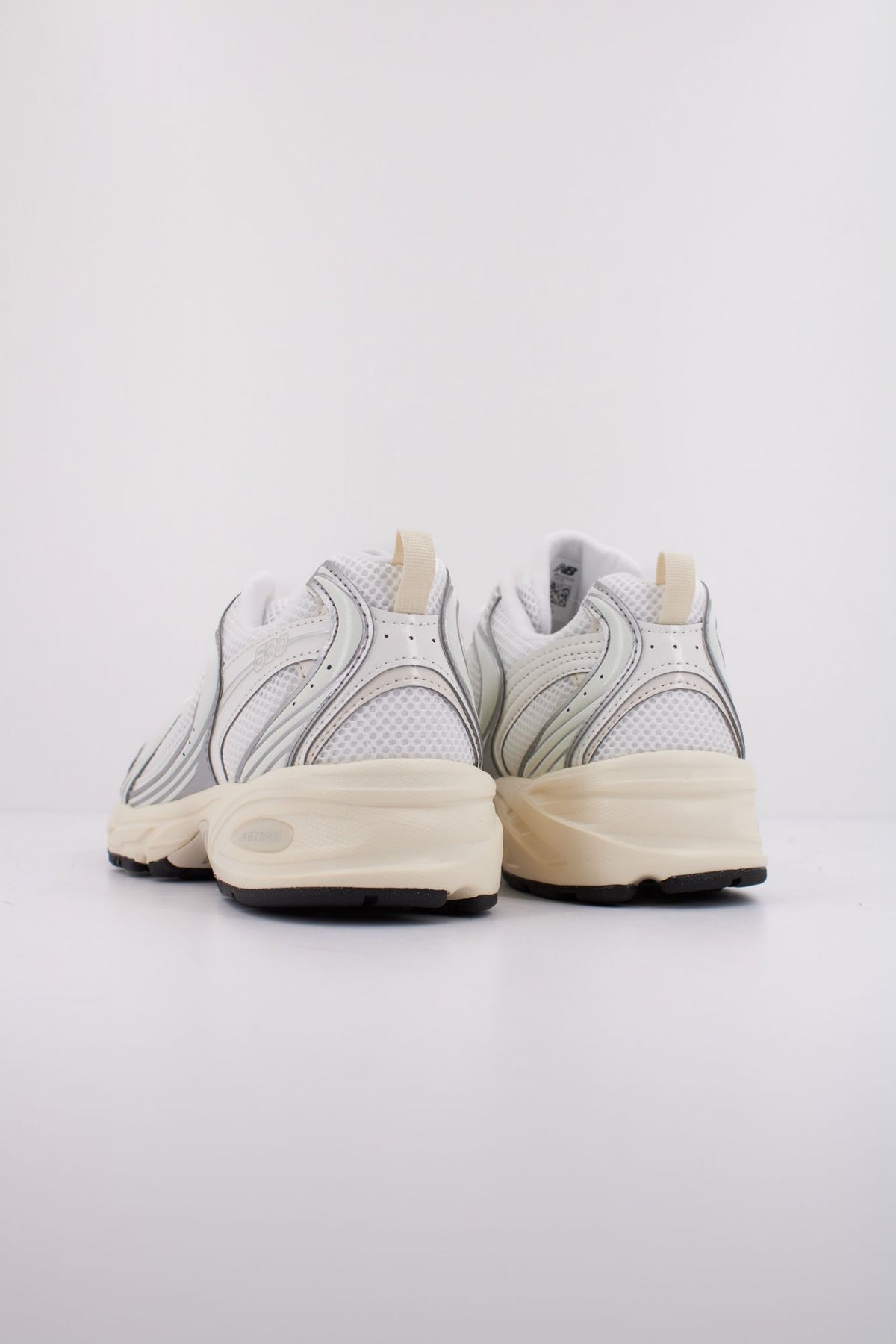 NEW BALANCE 530 U530ESB en color BLANCO (4)