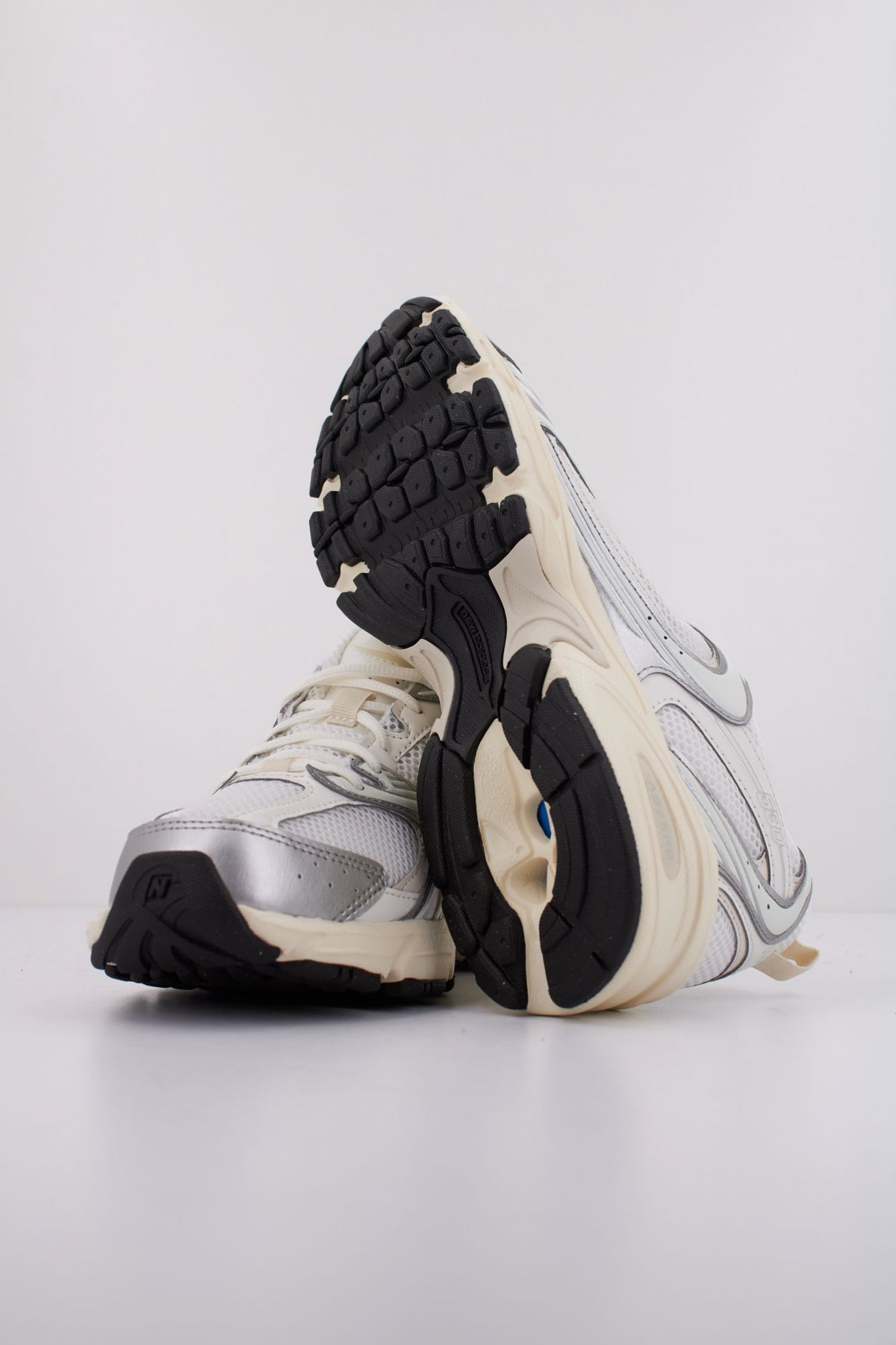 NEW BALANCE 530 U530ESB en color BLANCO (5)