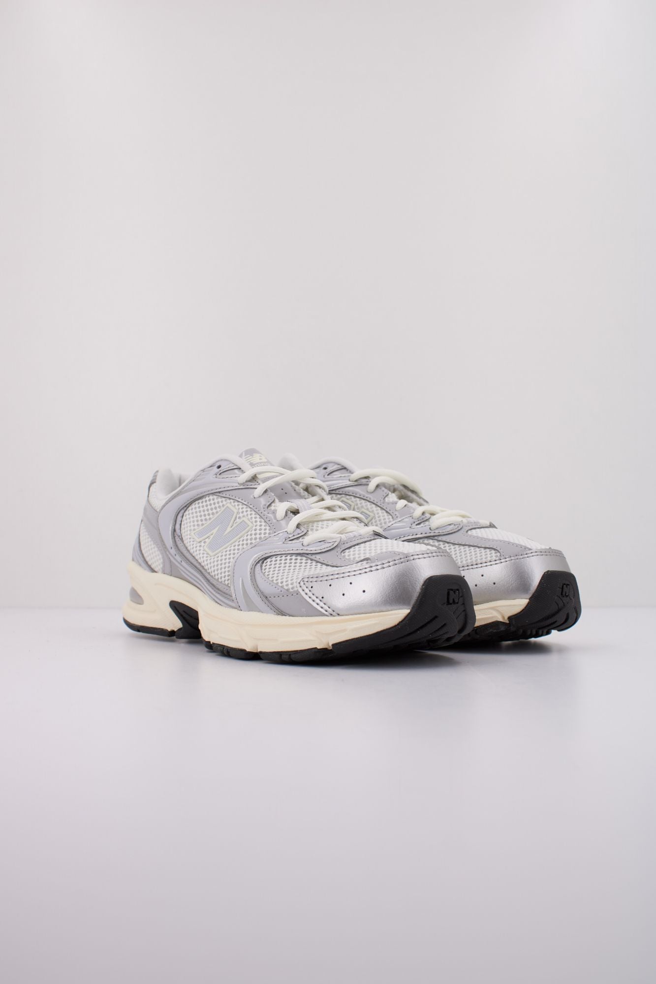 NEW BALANCE U530S EA en color GRIS (2)