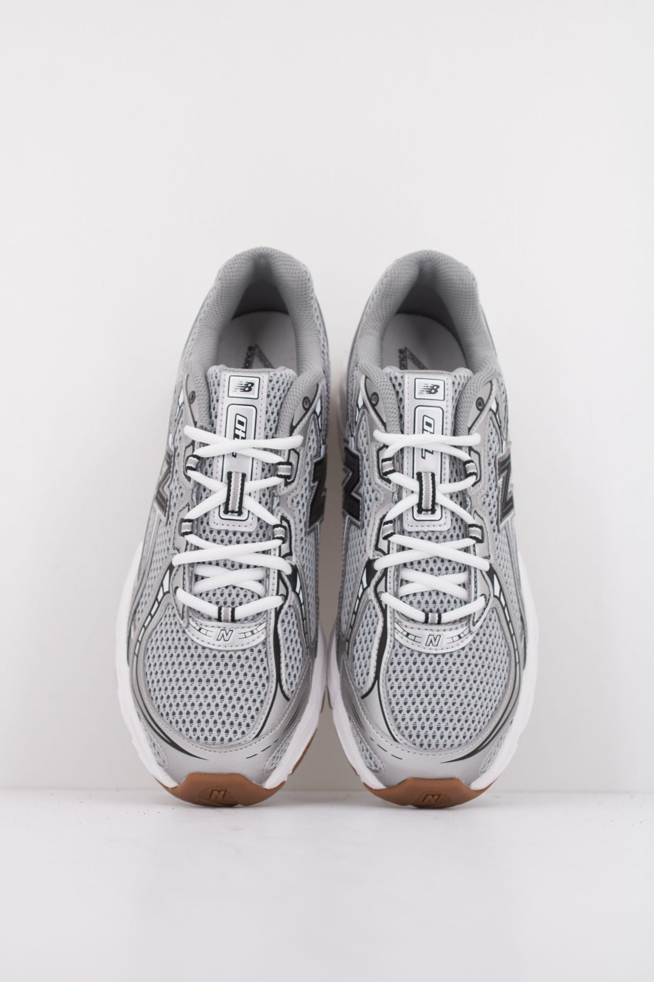 NEW BALANCE U740 en color GRIS (3)
