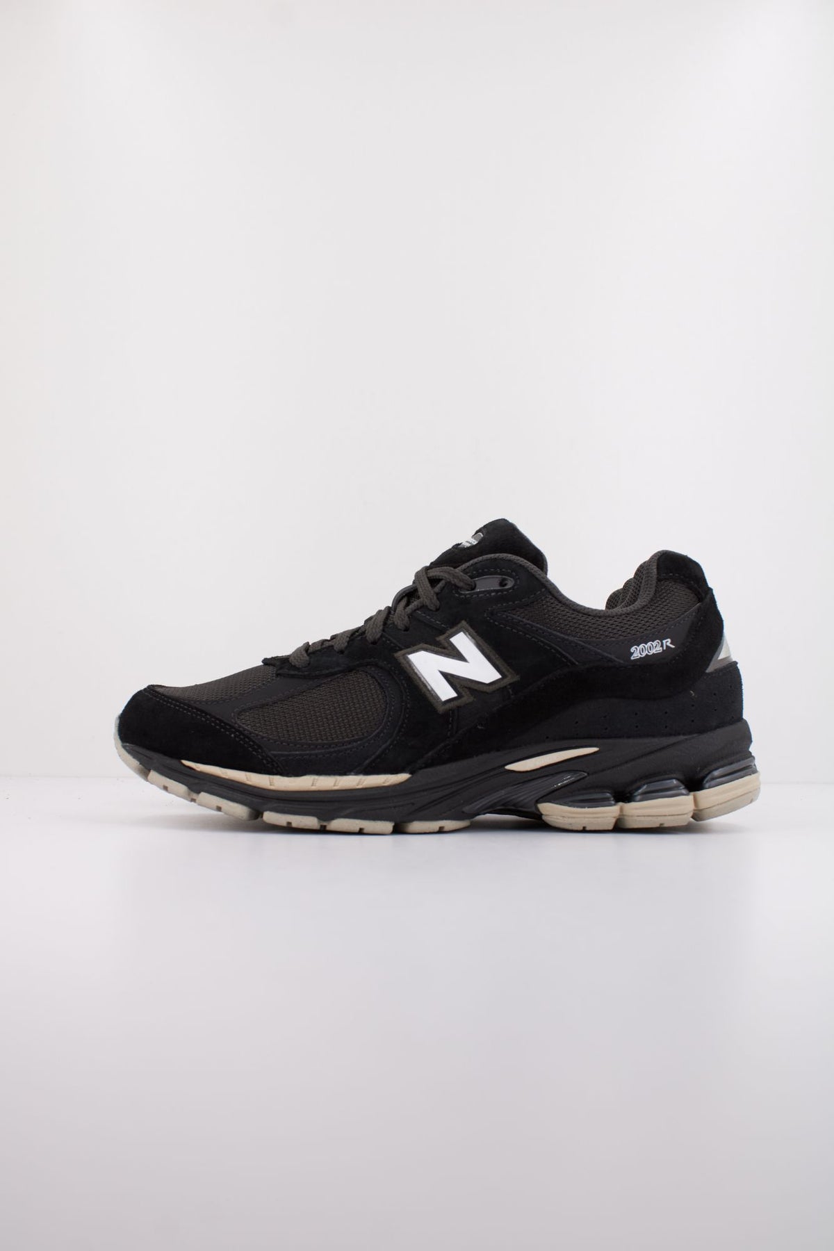 NEW BALANCE U2002 en color NEGRO (1)