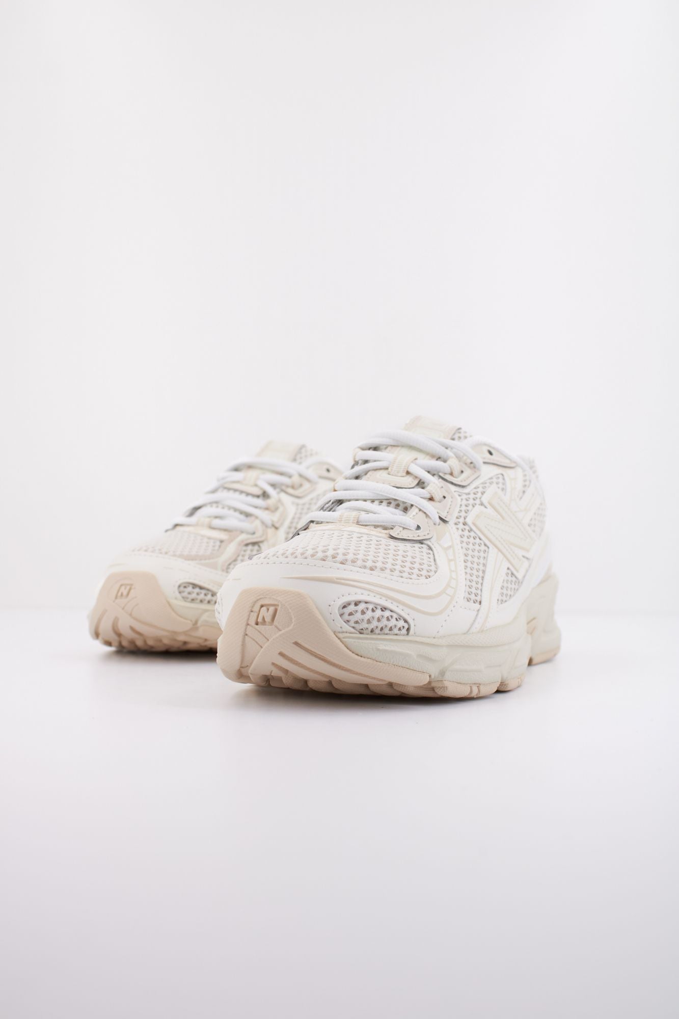 NEW BALANCE U740 en color BEIS (2)