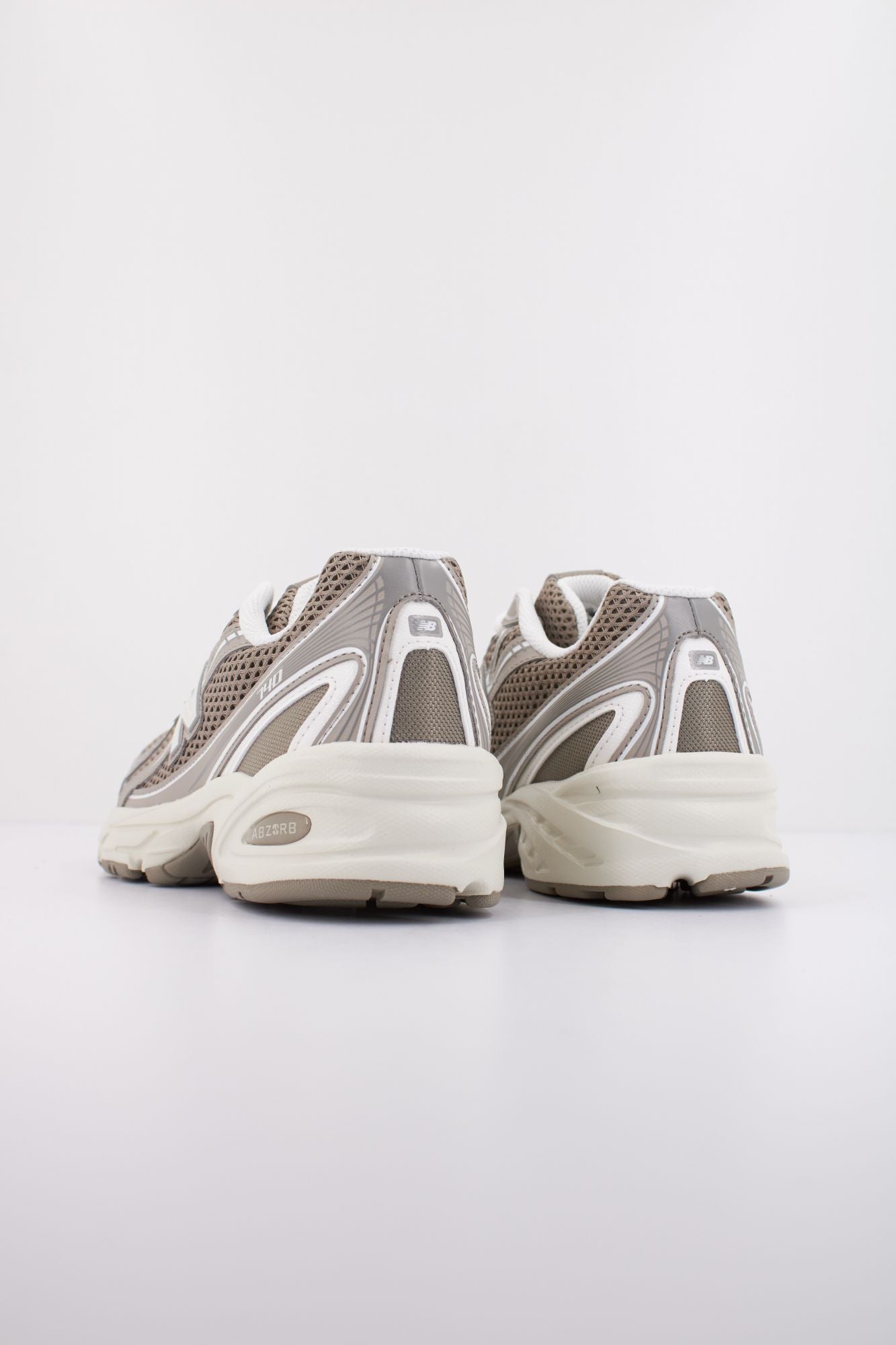 NEW BALANCE U740 en color MARRON (4)