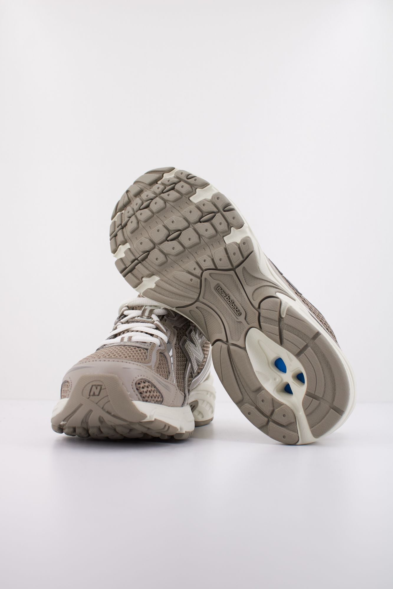 NEW BALANCE U740 en color MARRON (5)