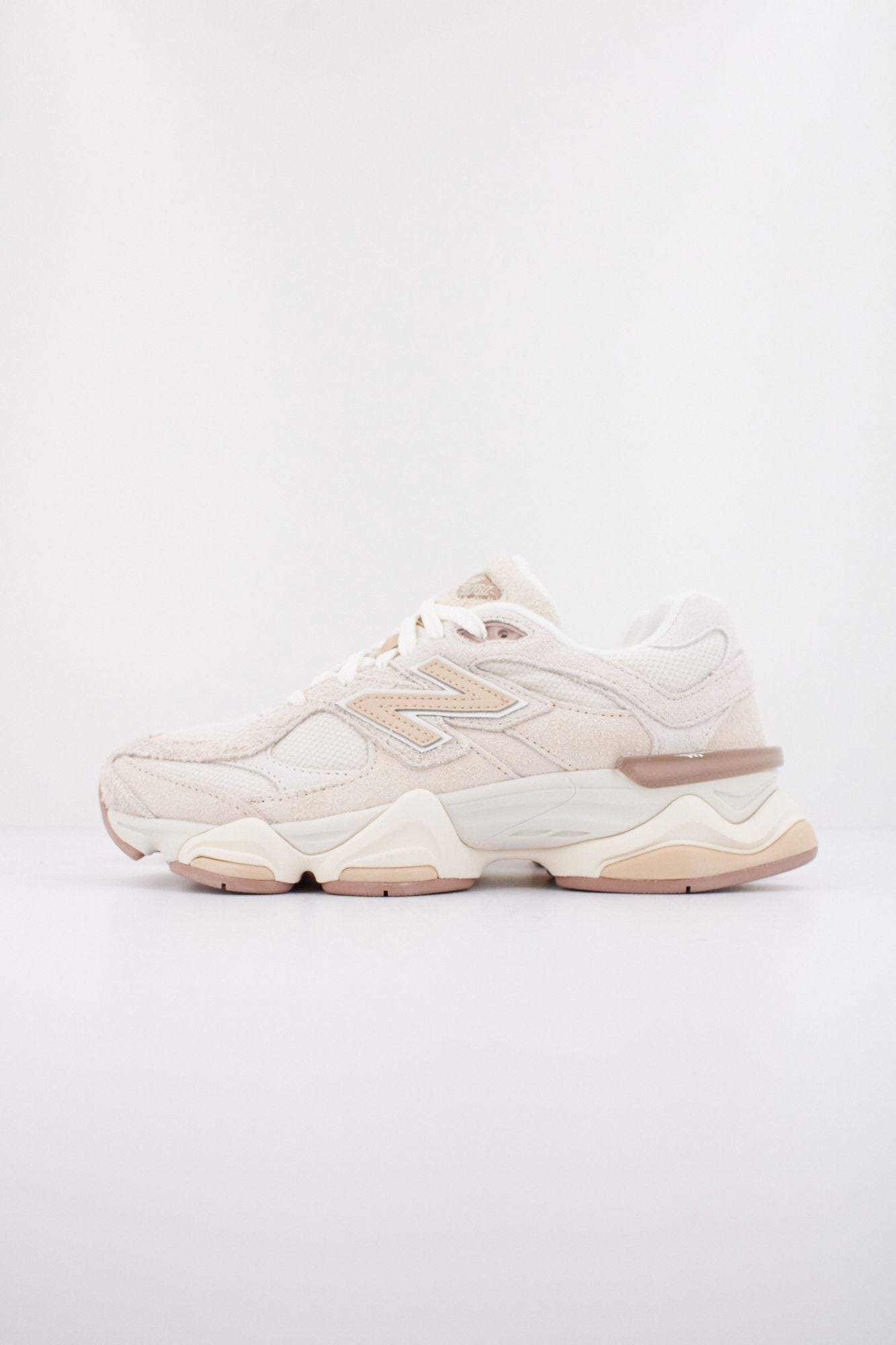 NEW BALANCE U9060 en color BEIS (1)