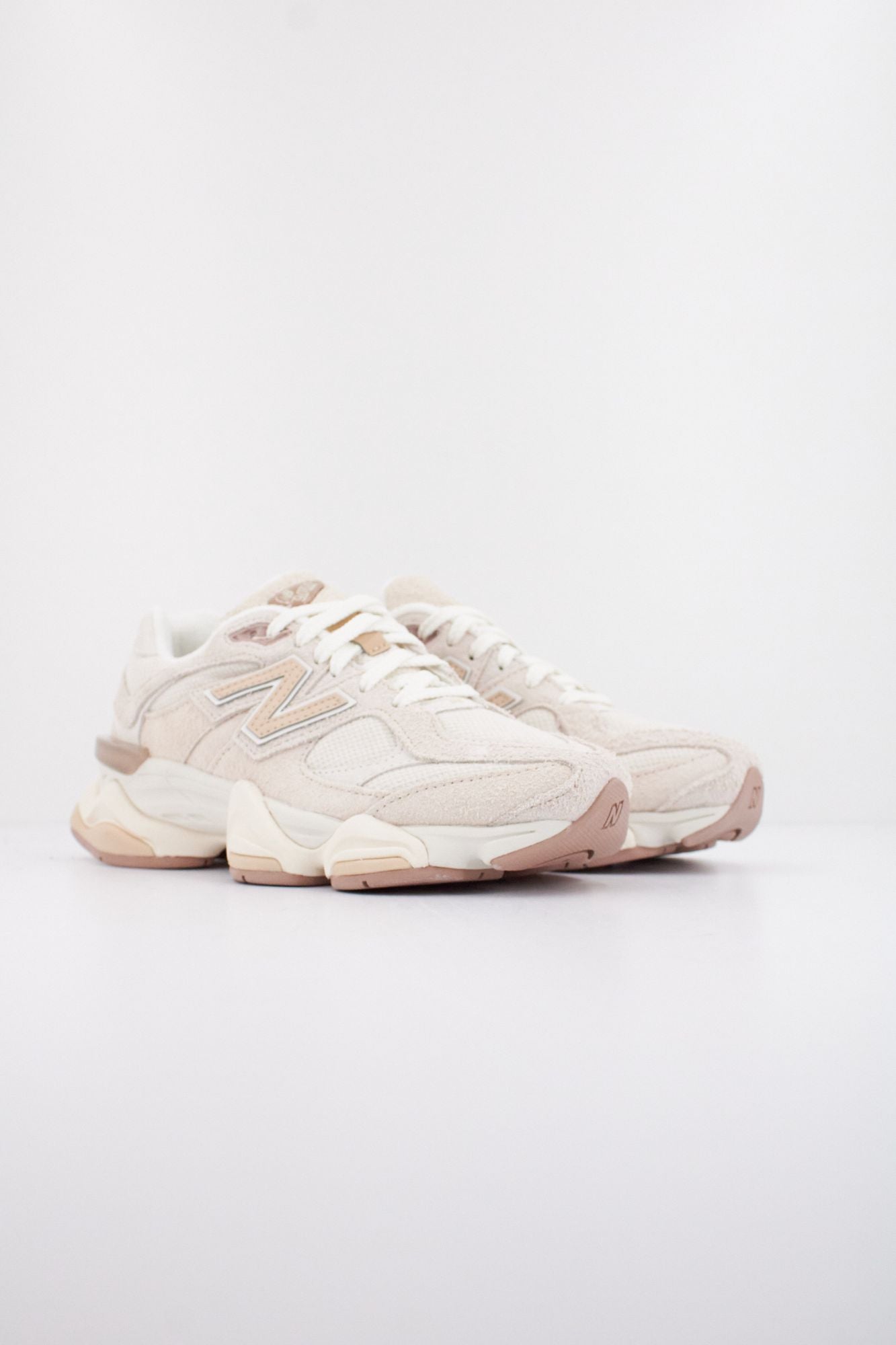 NEW BALANCE U9060 en color BEIS (2)
