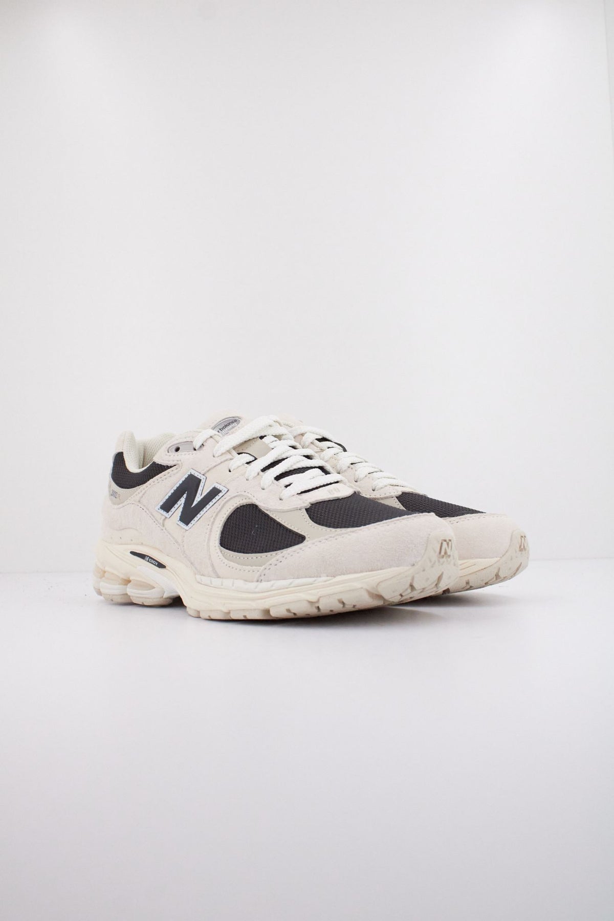 NEW BALANCE U2002 en color BEIS (2)