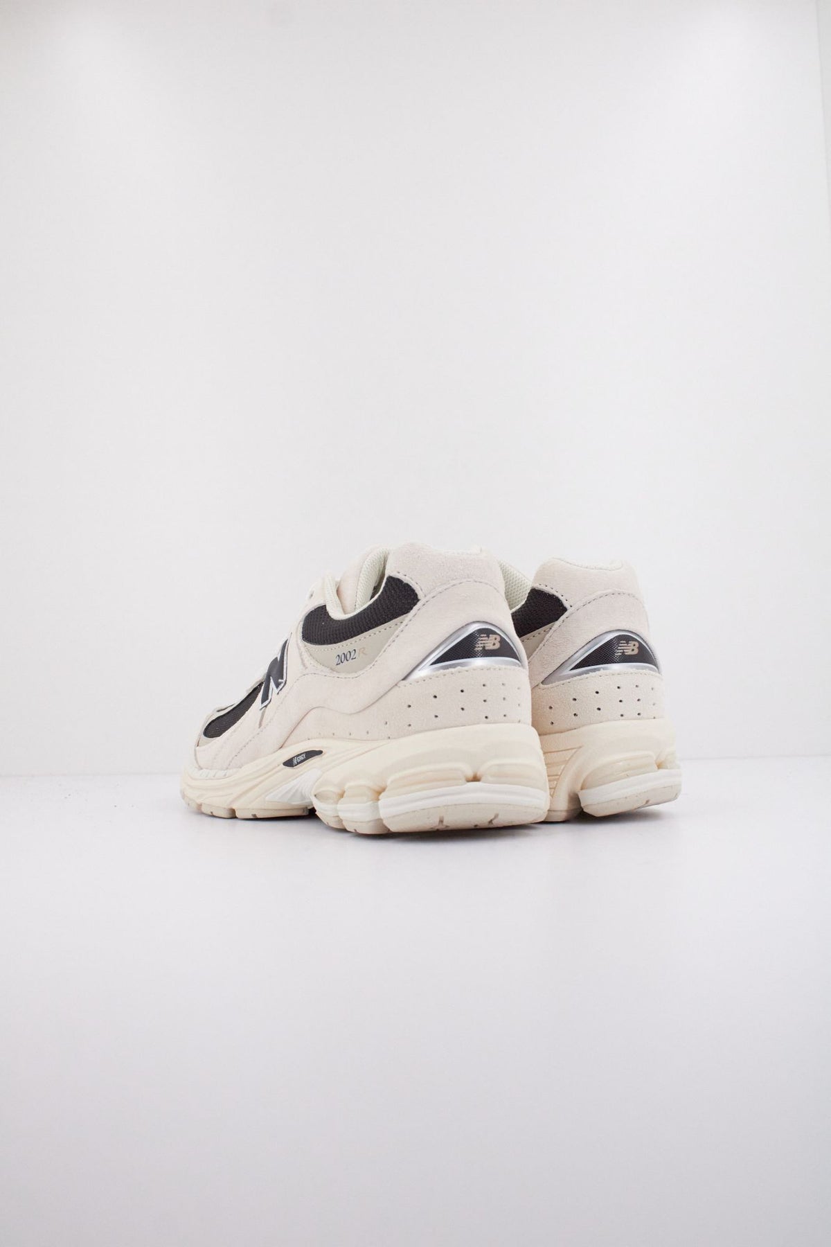 NEW BALANCE U2002 en color BEIS (4)