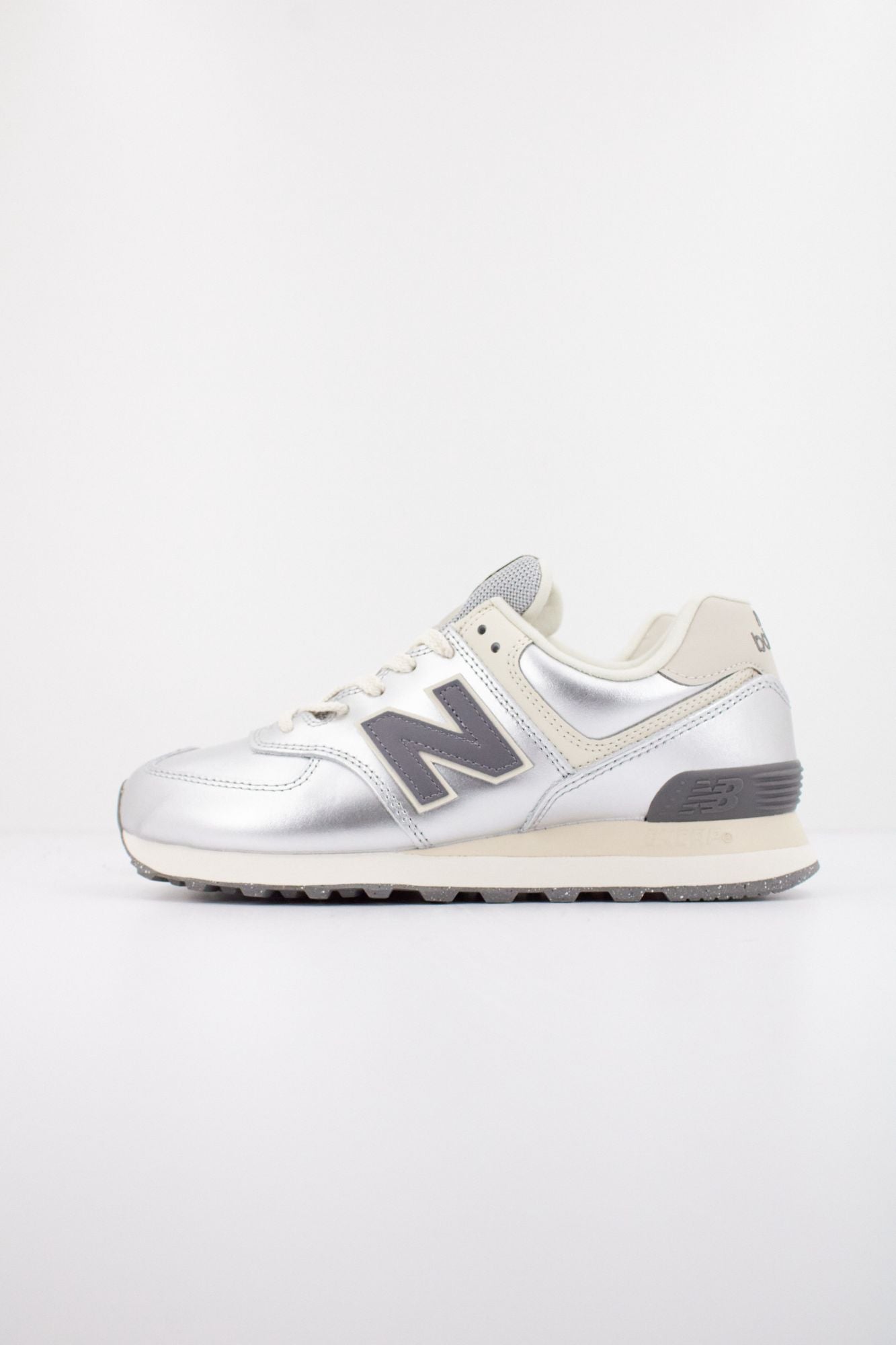 NEW BALANCE WL574 en color PLATA (1)