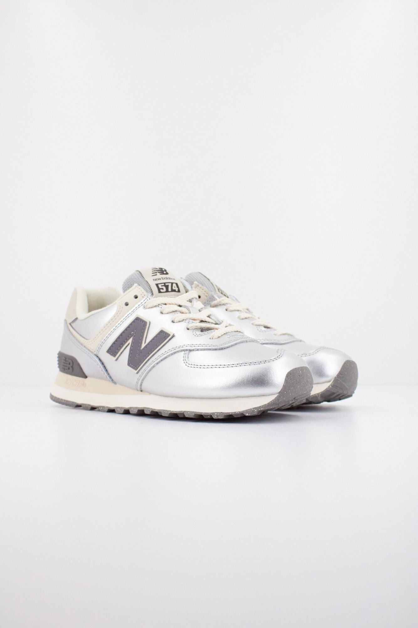 NEW BALANCE WL574 en color PLATA (2)