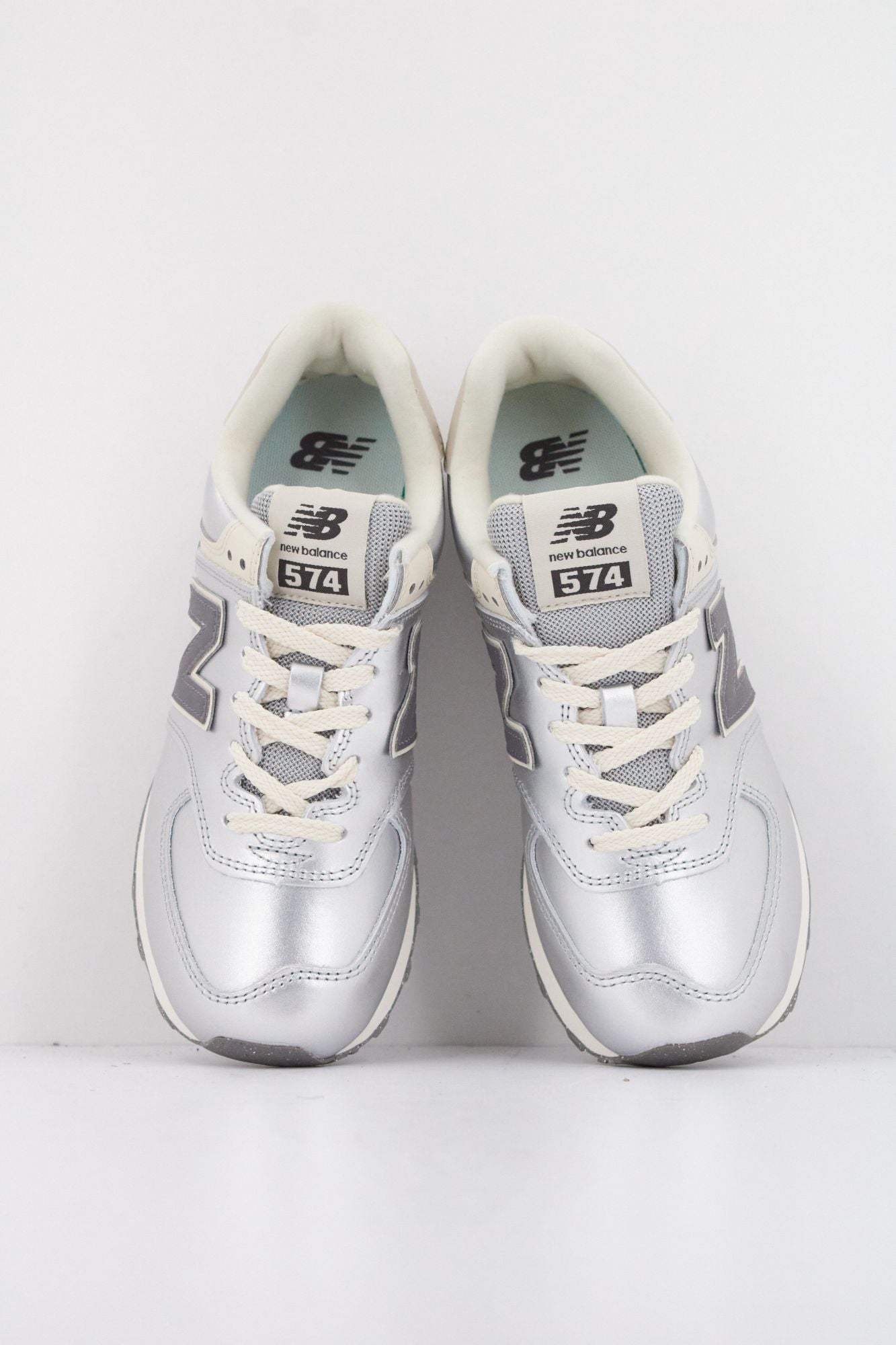 NEW BALANCE WL574 en color PLATA (3)