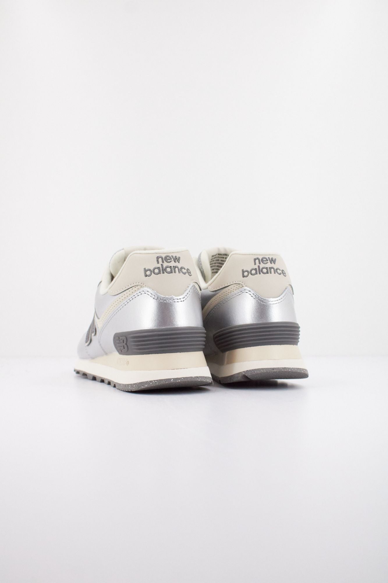 NEW BALANCE WL574 en color PLATA (4)