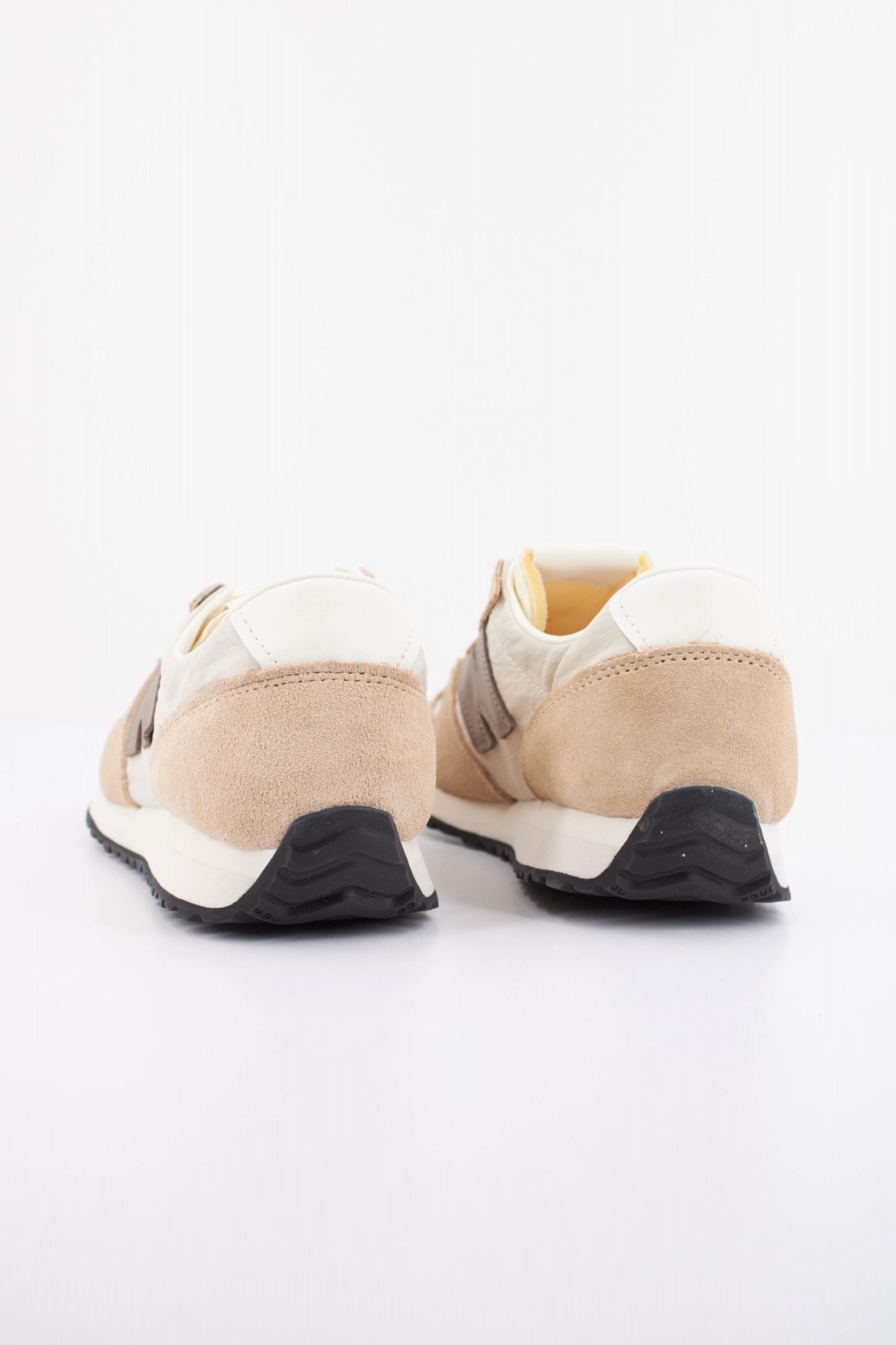 NEW BALANCE U471 AI en color MARRON (4)