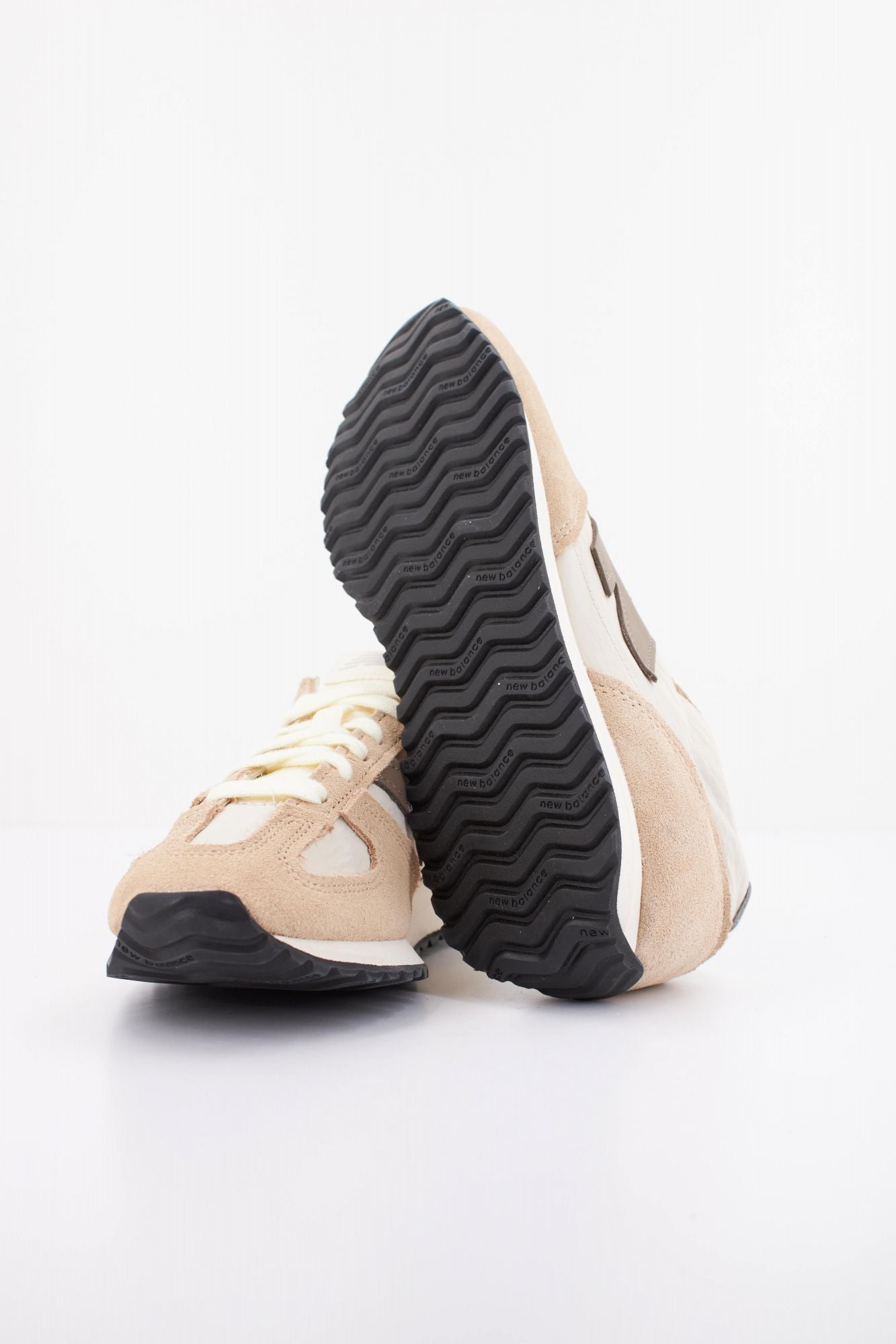 NEW BALANCE U471 AI en color MARRON (5)