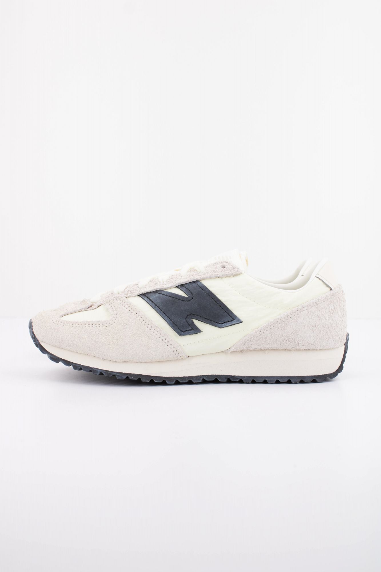 NEW BALANCE U471 AM en color BEIS (1)