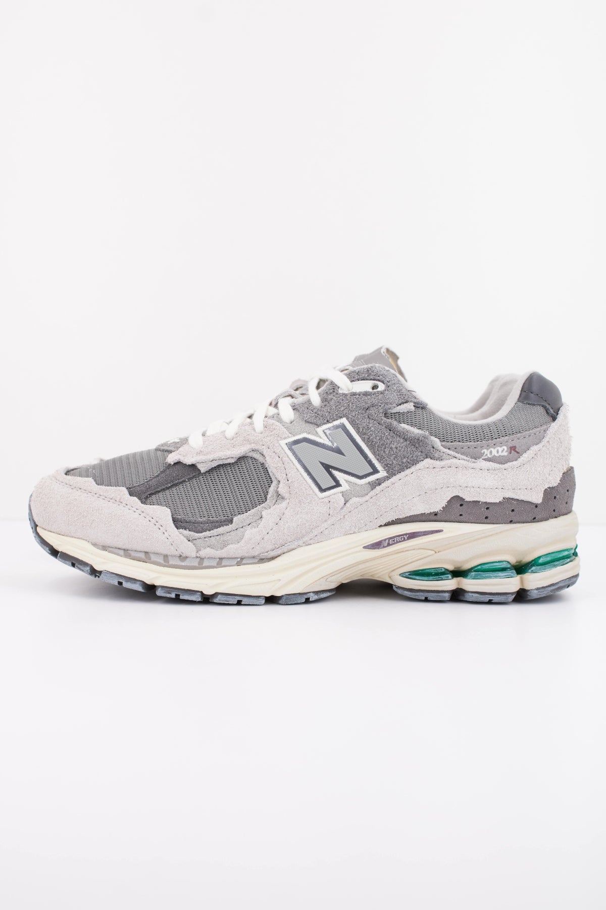 NEW BALANCE M2002 en color GRIS (1)