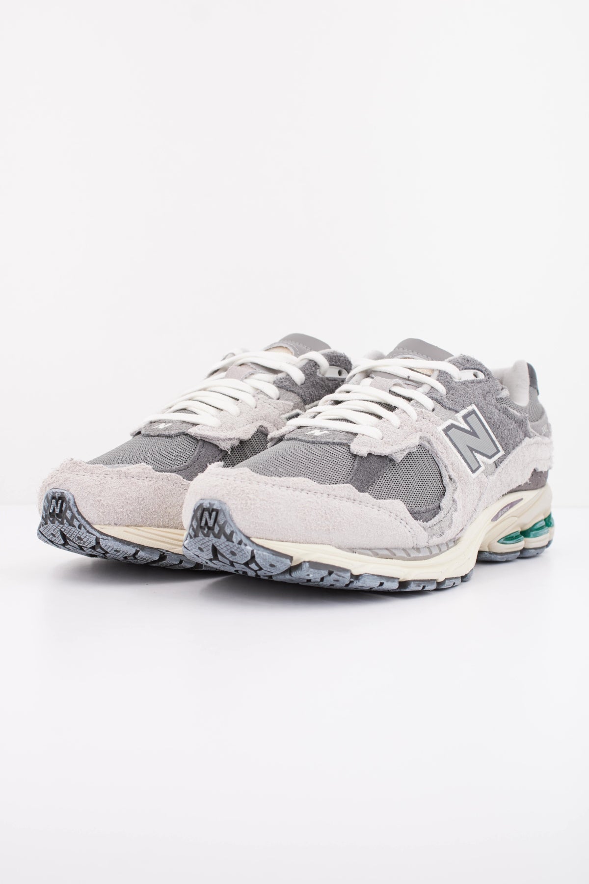 NEW BALANCE M2002 en color GRIS (2)