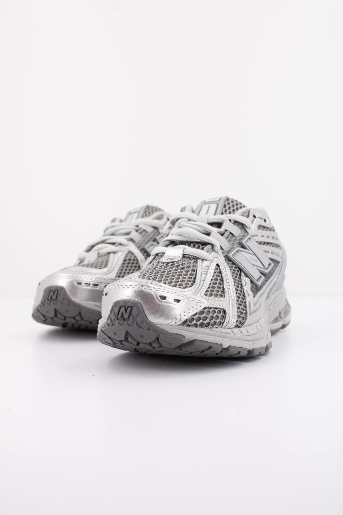 NEW BALANCE M1906 en color GRIS (2)
