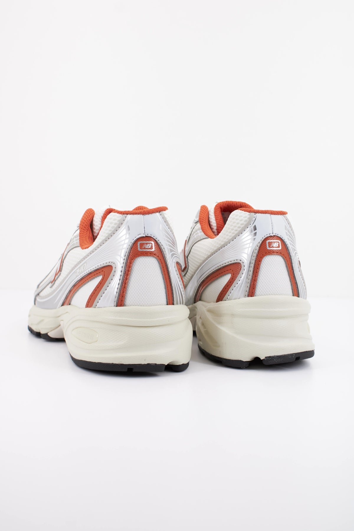 NEW BALANCE U740 en color BLANCO (4)