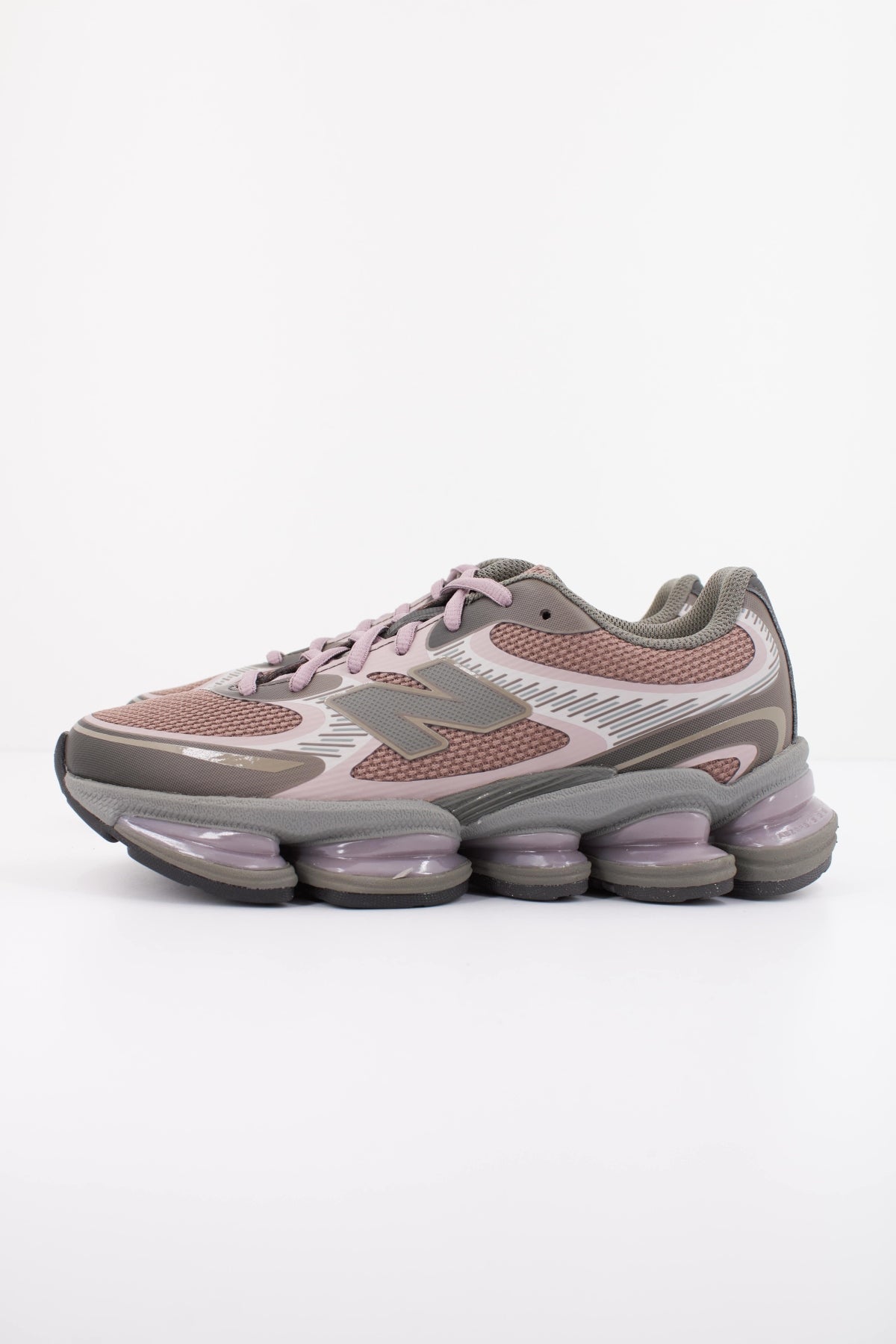 NEW BALANCE U20003 OZ en color VIOLETA (1)