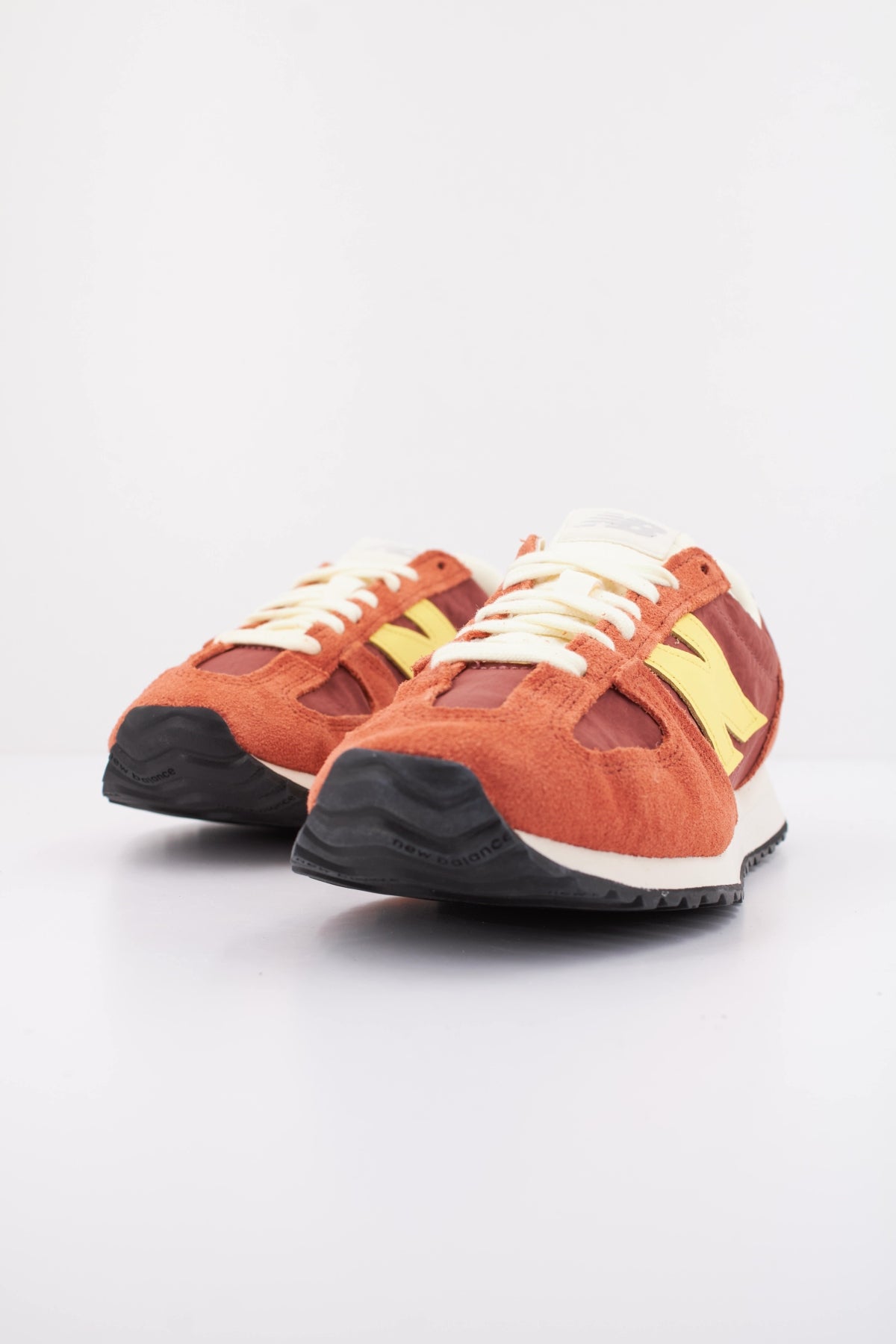 NEW BALANCE U471 en color ROJO (2)