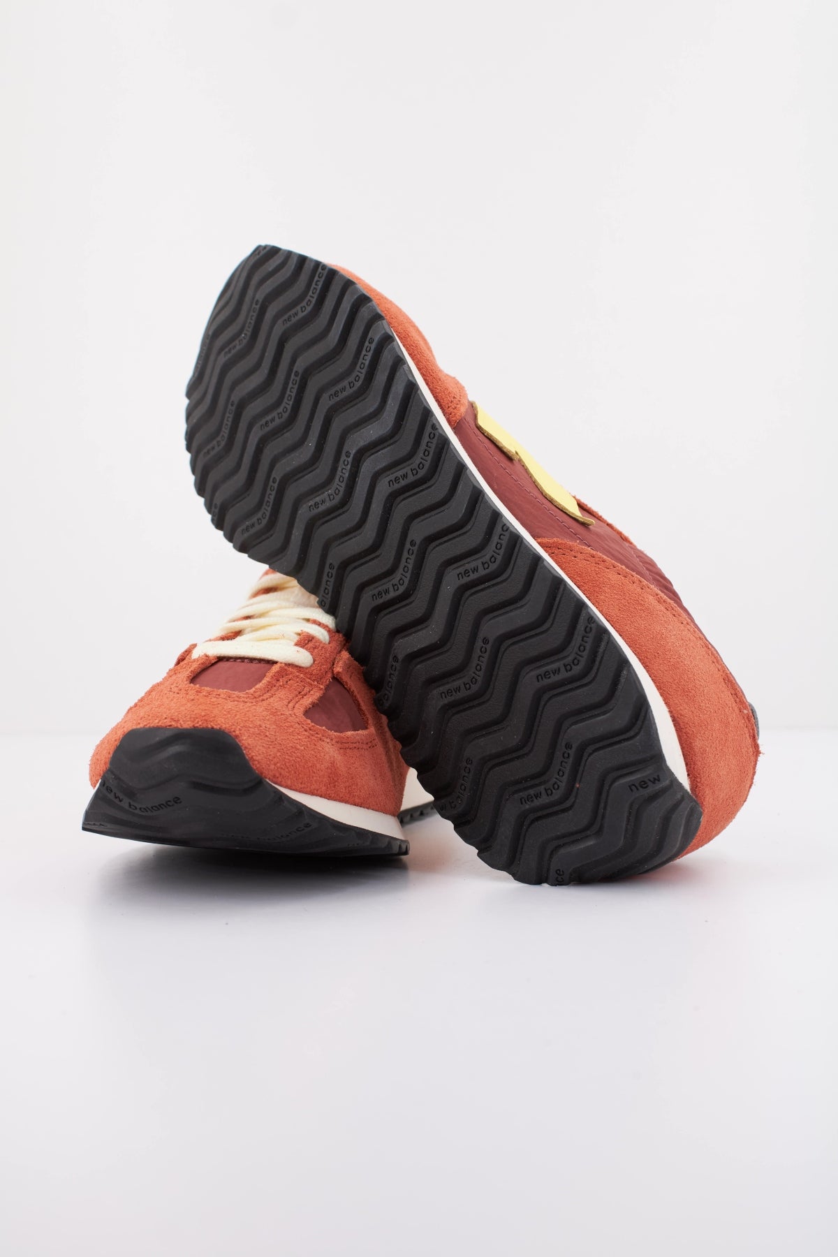 NEW BALANCE U471 en color ROJO (5)
