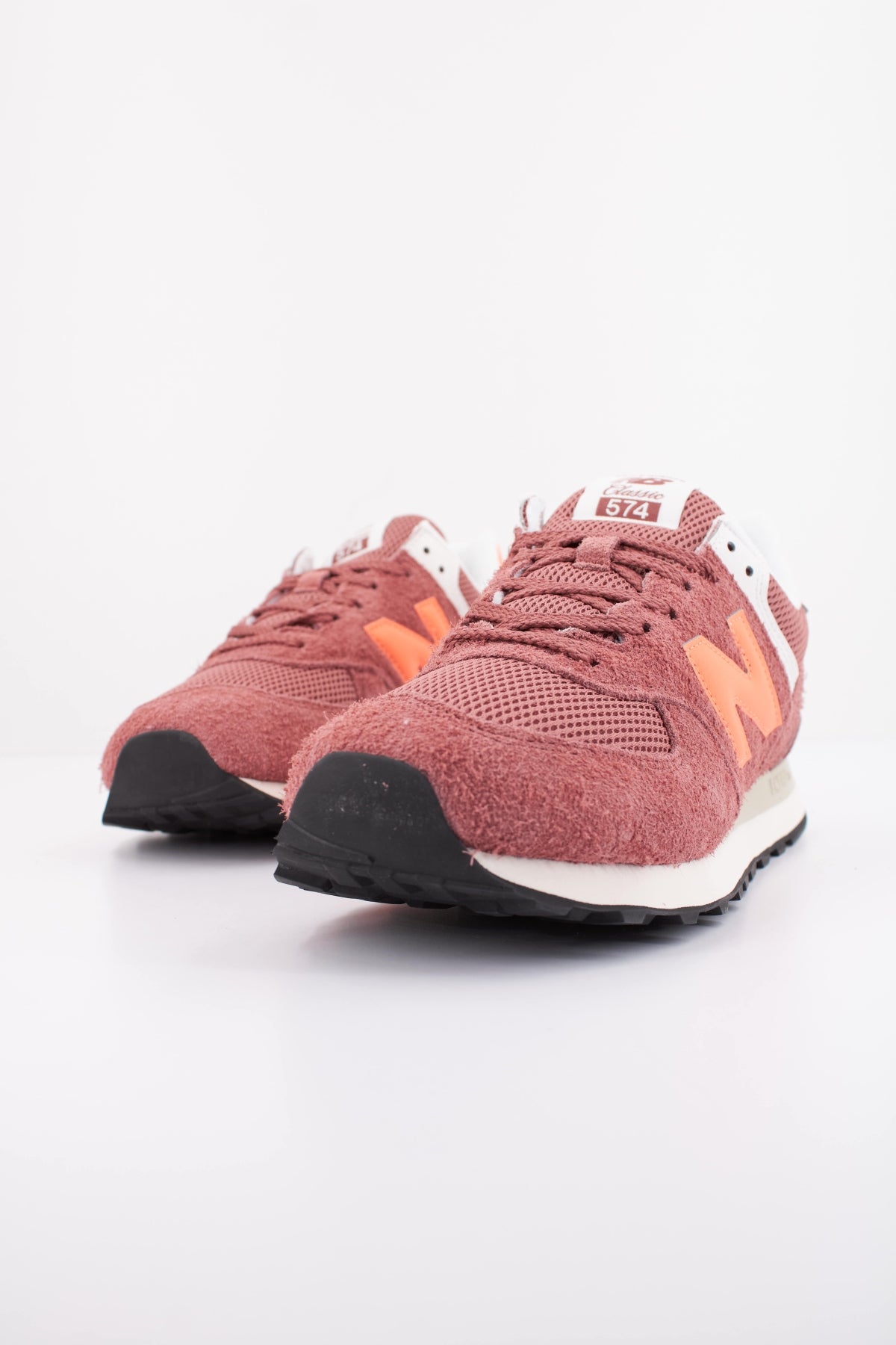 NEW BALANCE U574 en color BURDEOS (2)