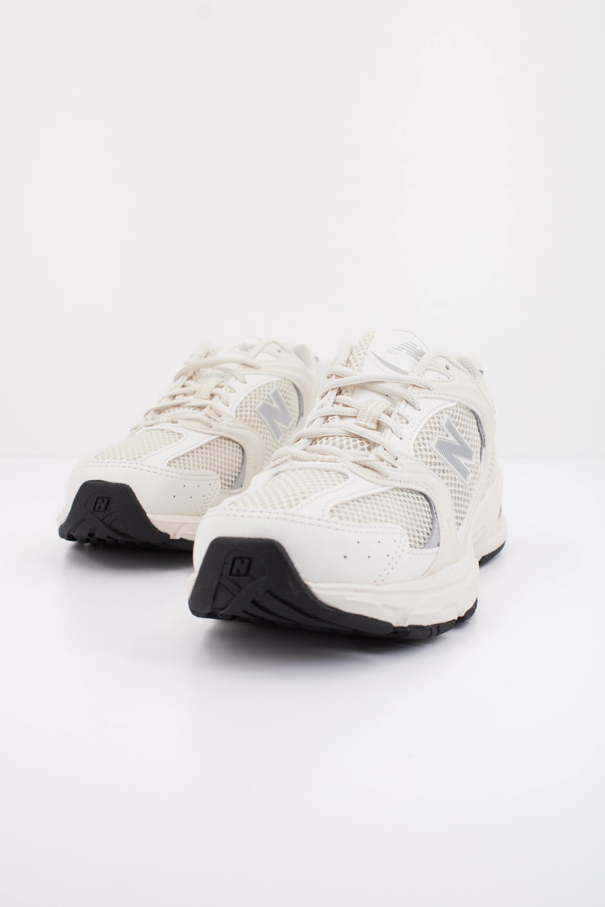 NEW BALANCE MR530 en color BEIS (2)