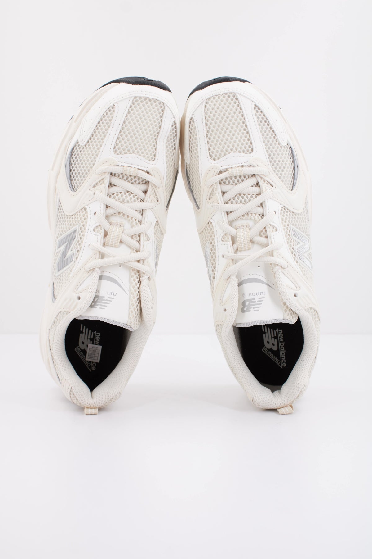 NEW BALANCE MR530 en color BEIS (3)