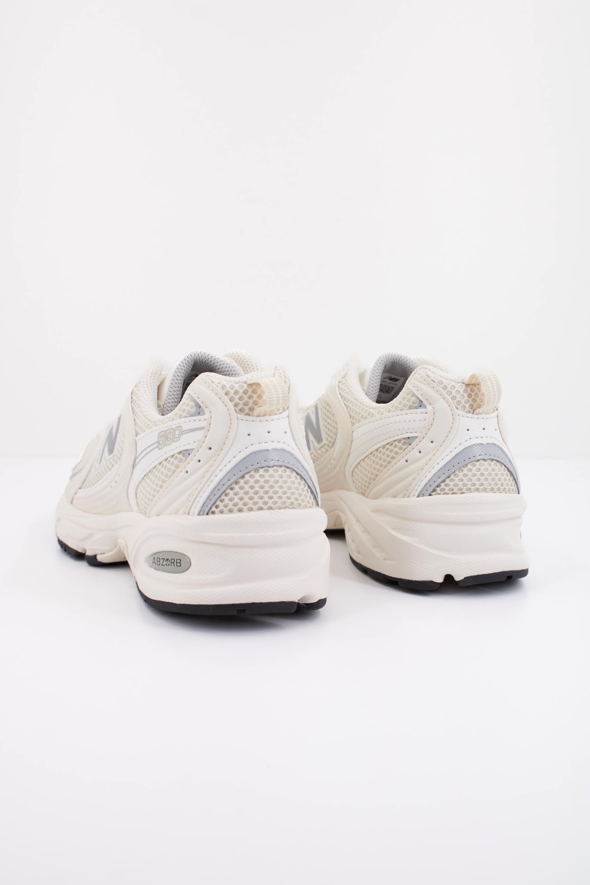 NEW BALANCE MR530 en color BEIS (4)