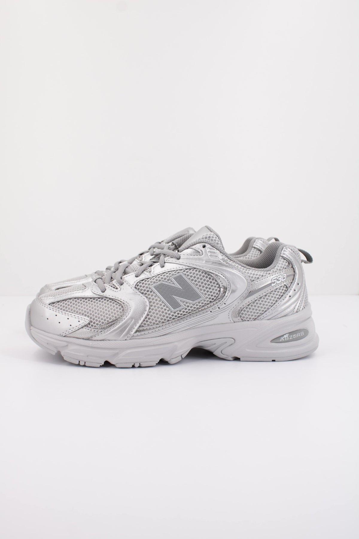 NEW BALANCE MR530 en color PLATA (1)