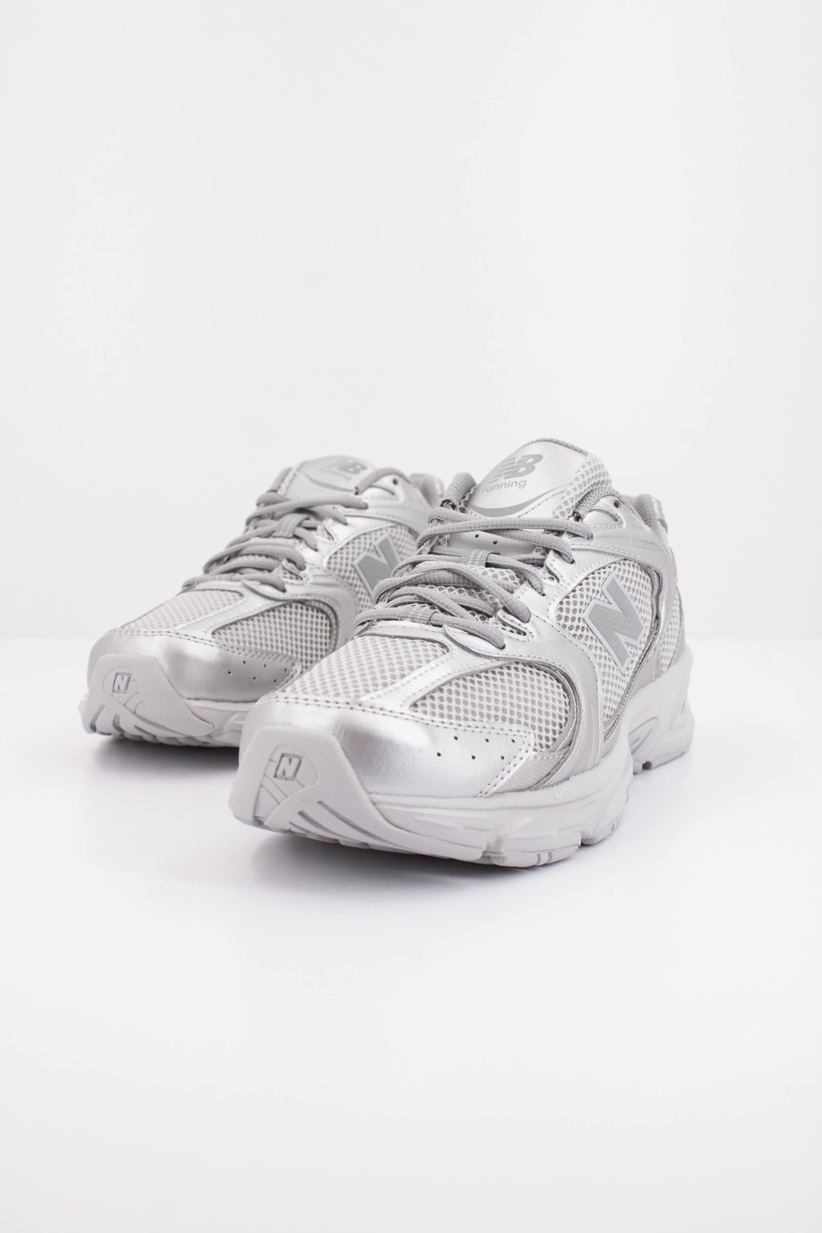 NEW BALANCE 530 MR530ZGS en color PLATA (2)