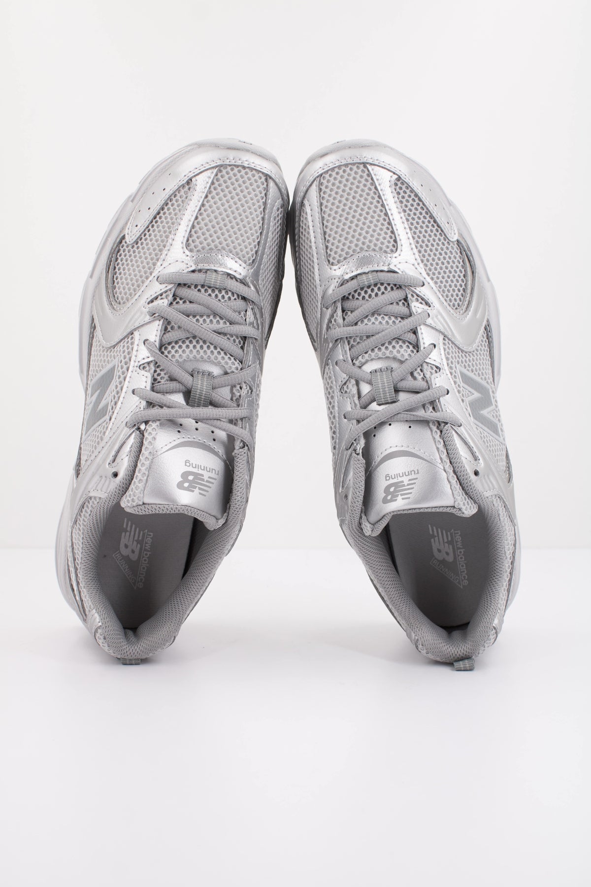NEW BALANCE 530 MR530ZGS en color PLATA (3)