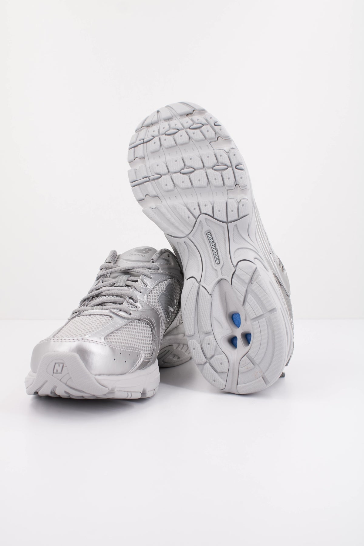 NEW BALANCE 530 MR530ZGS en color PLATA (5)
