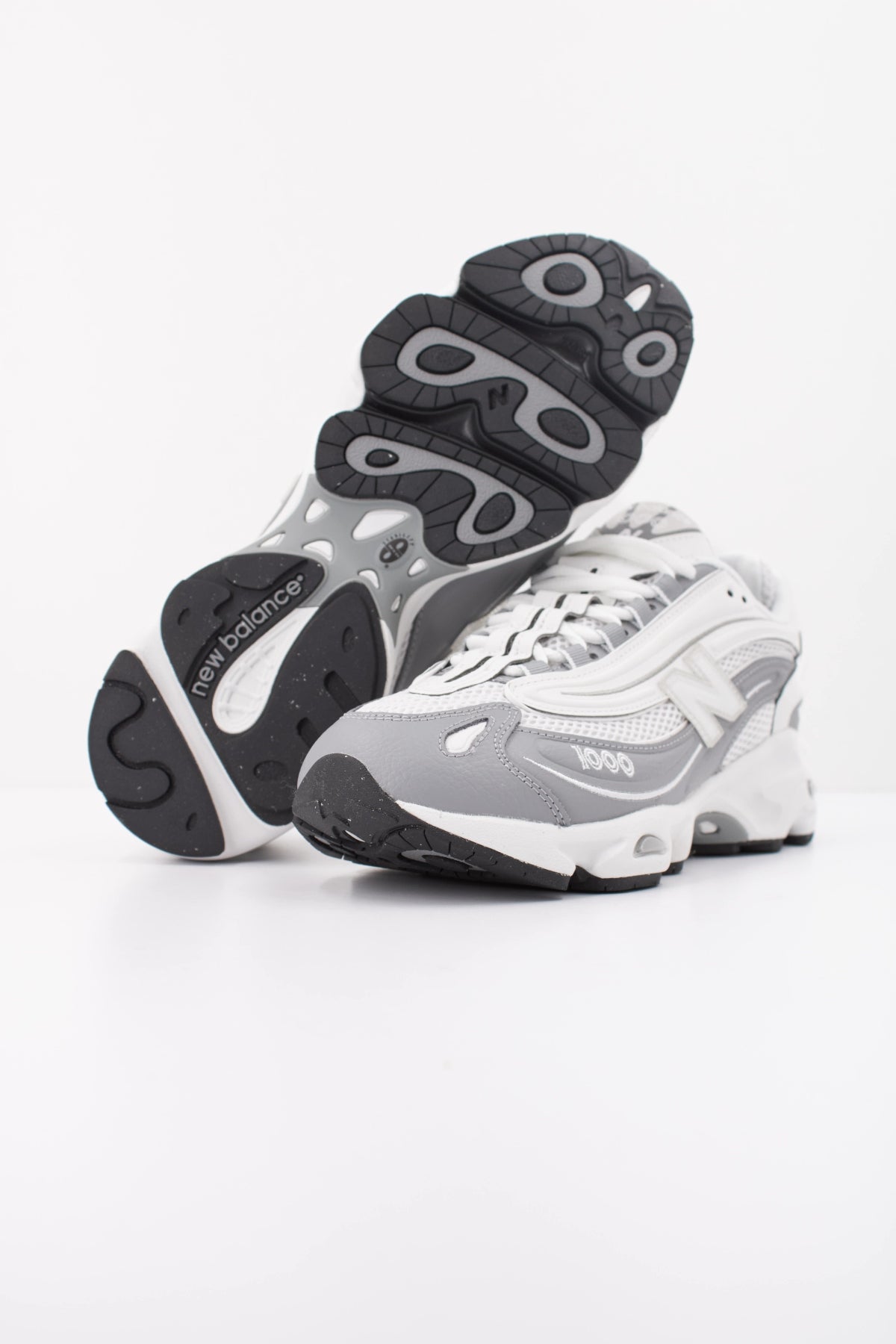 NEW BALANCE U10004 en color BLANCO (5)