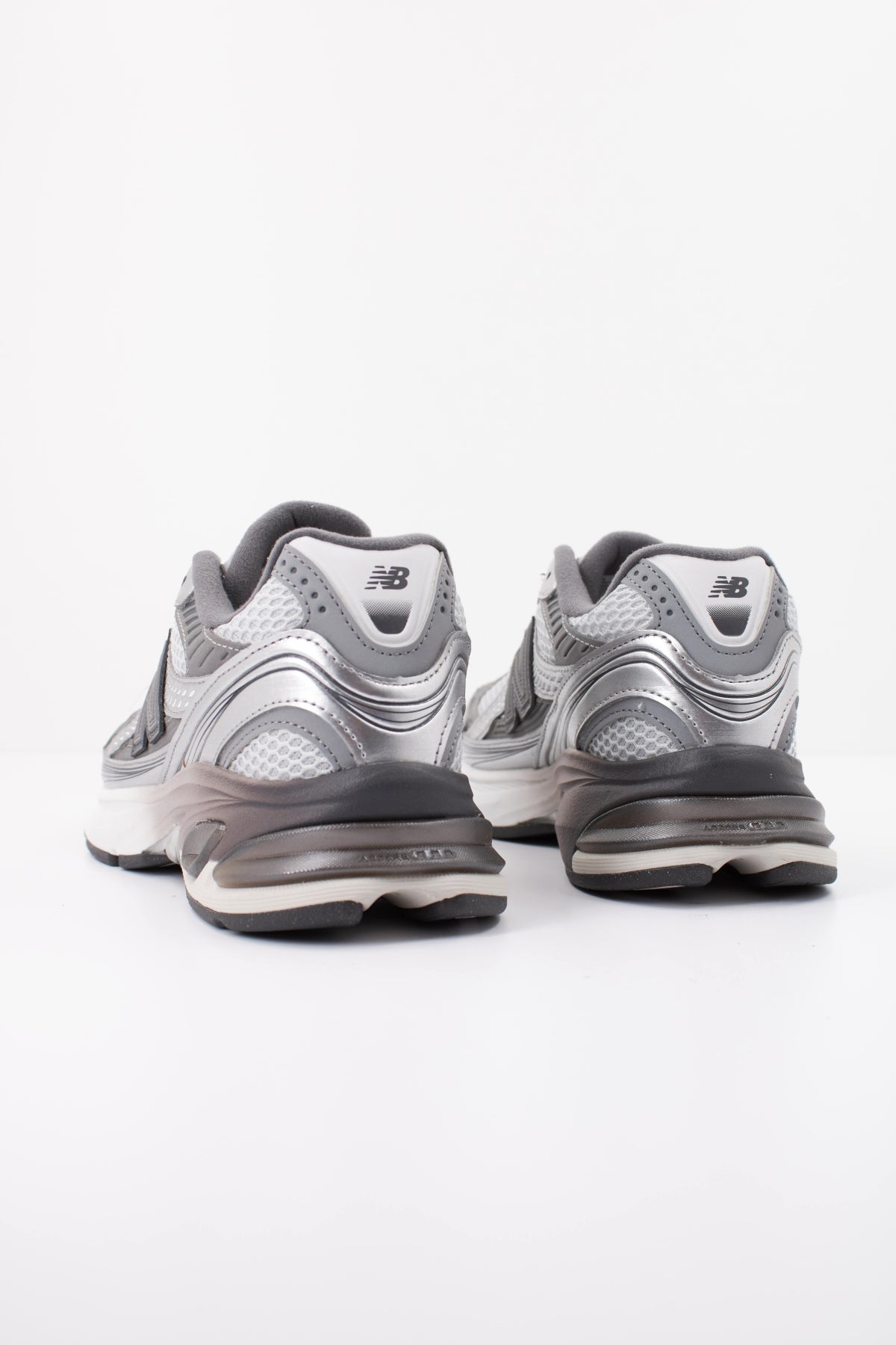 NEW BALANCE U2010 en color GRIS (4)