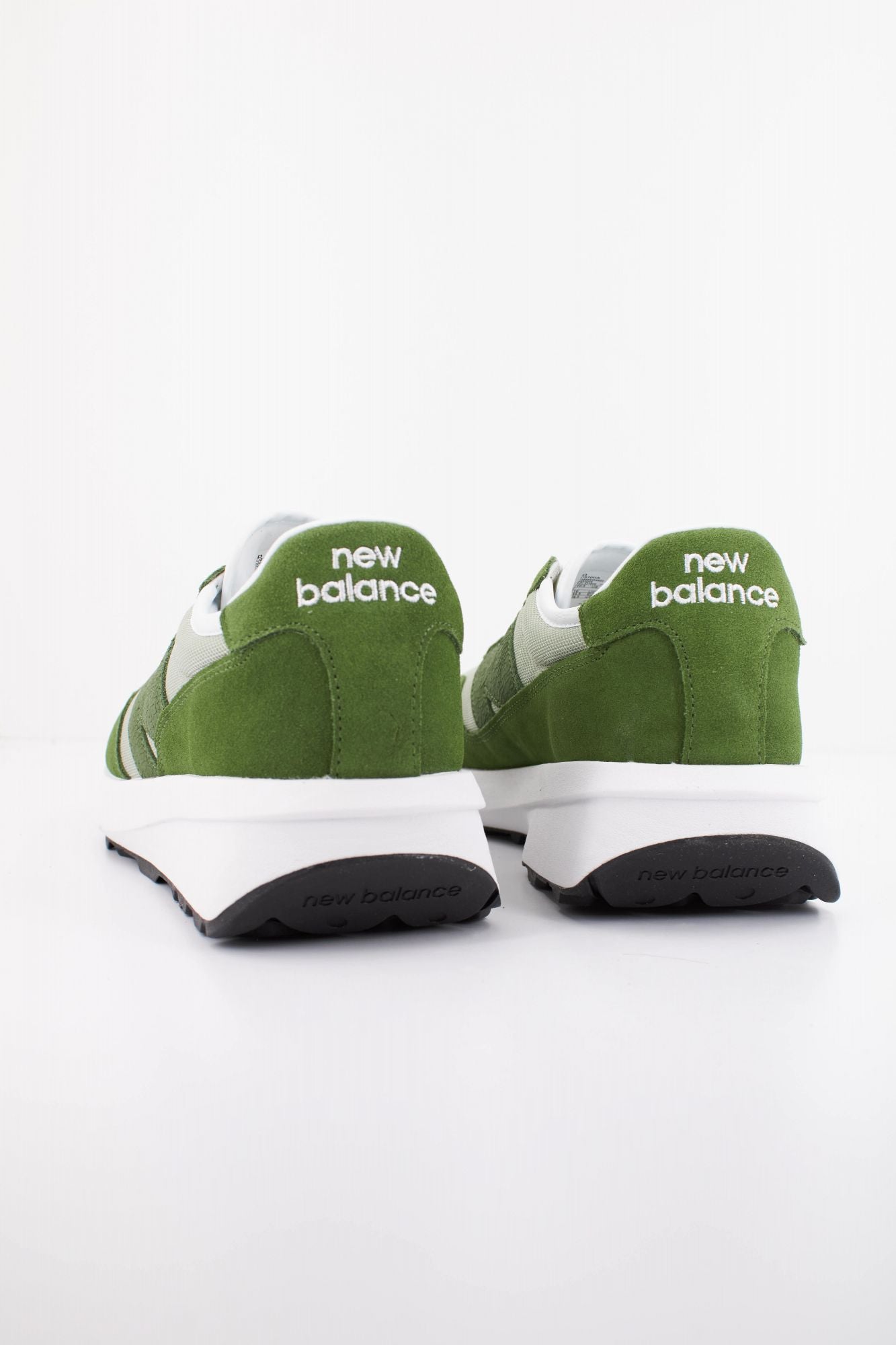 NEW BALANCE U370 HA en color VERDE (4)