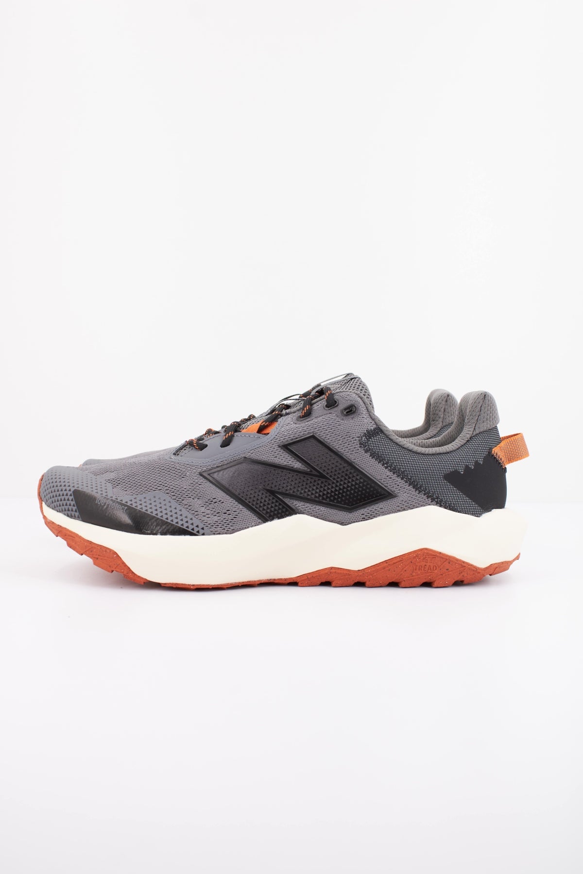 NEW BALANCE MTNTR CP6 en color GRIS (1)