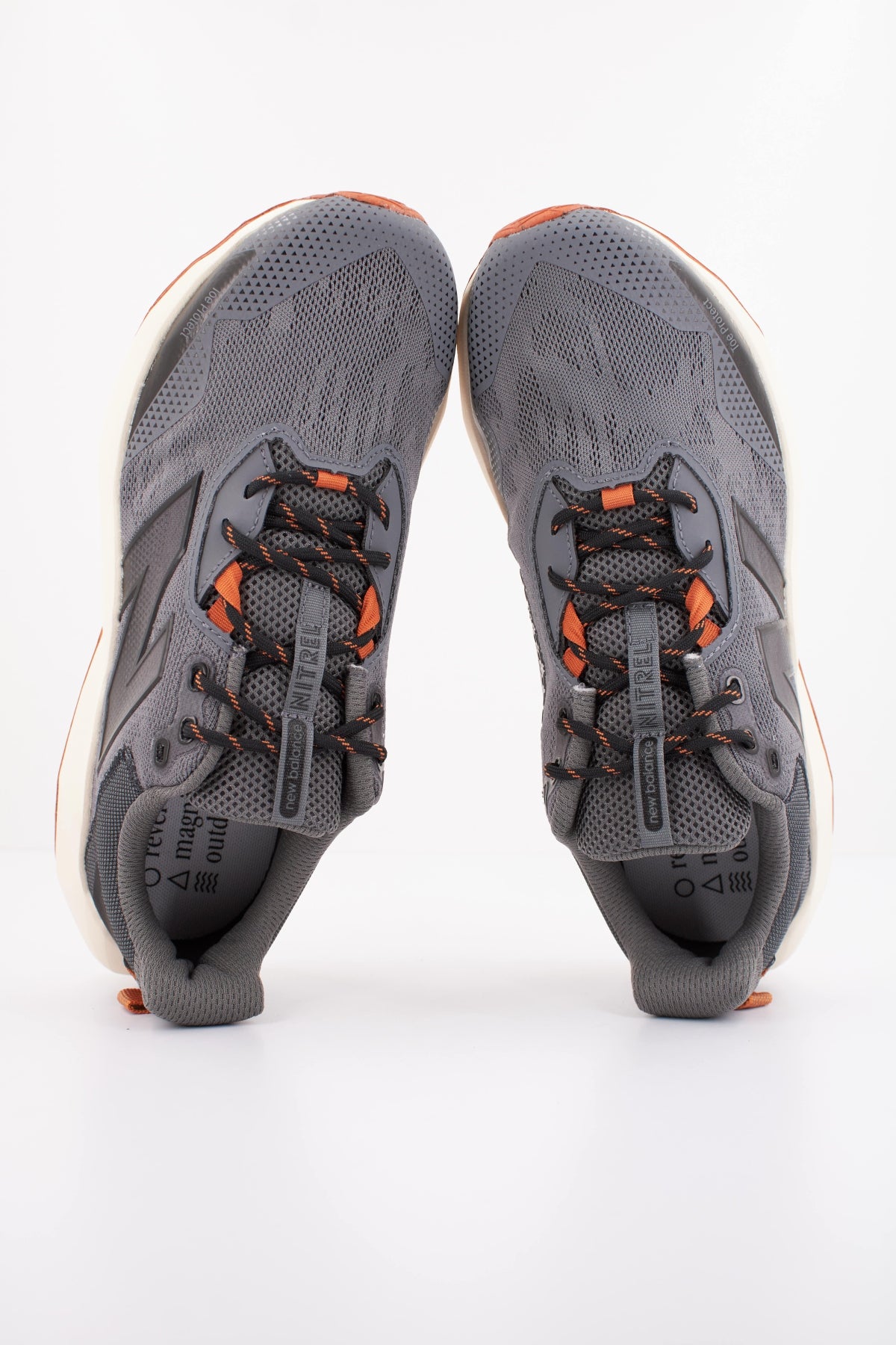 NEW BALANCE MTNTR CP6 en color GRIS (3)